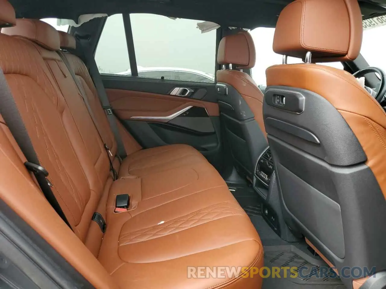 10 fotografías del automóvil dañado 5UX33EU03R9S57382 BMW X5 M60I 2024