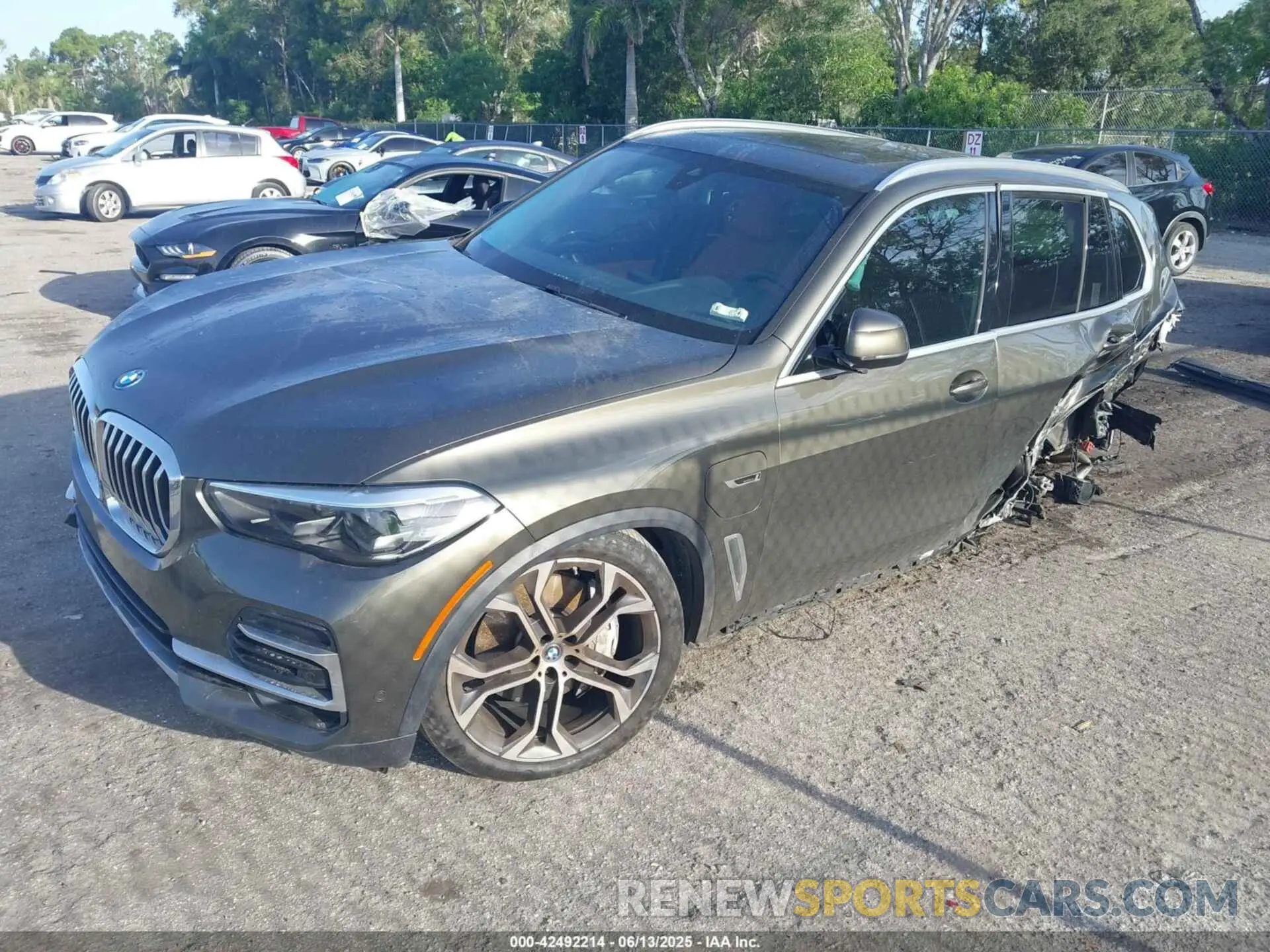 2 fotografías del automóvil dañado 5UXTA6C01N9M51979 BMW X5 PHEV 2022