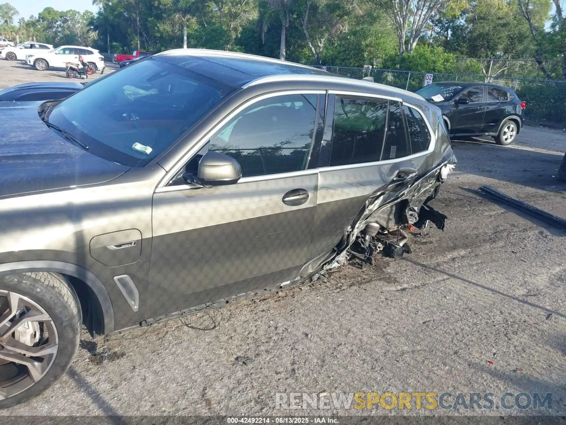 6 fotografías del automóvil dañado 5UXTA6C01N9M51979 BMW X5 PHEV 2022