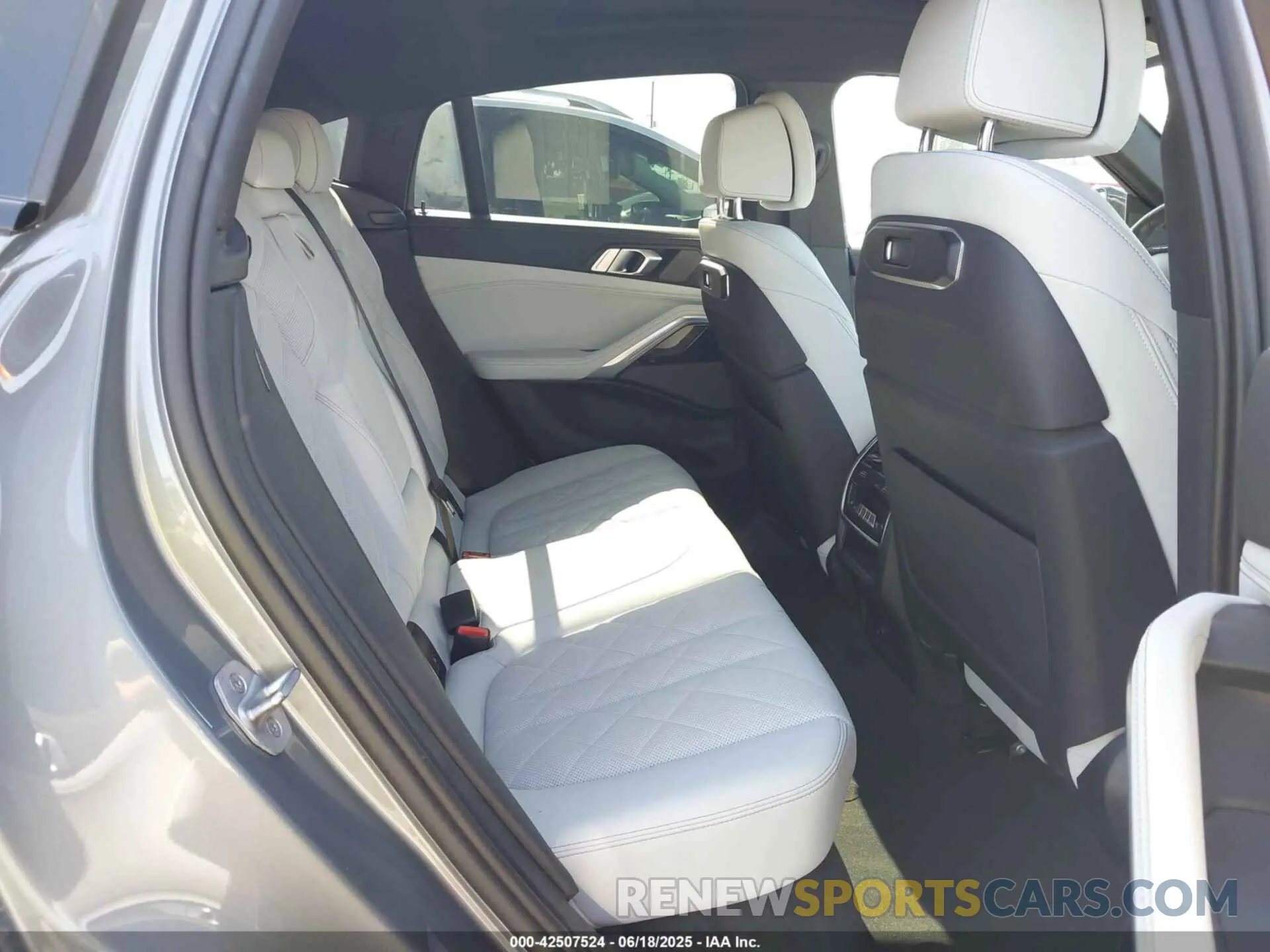 8 fotografías del automóvil dañado 5UX33EX00S9W50886 BMW X6 2025