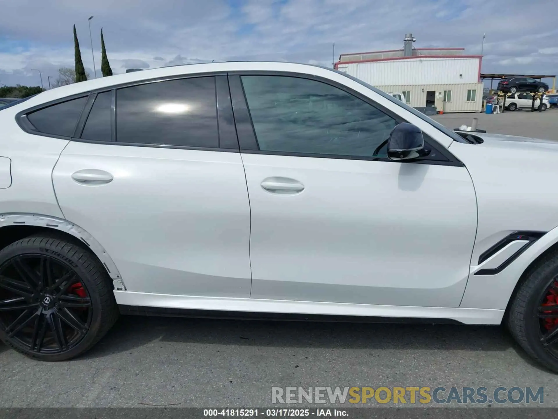 14 fotografías del automóvil dañado 5YMCY0C03N9J18331 BMW X6 M 2022