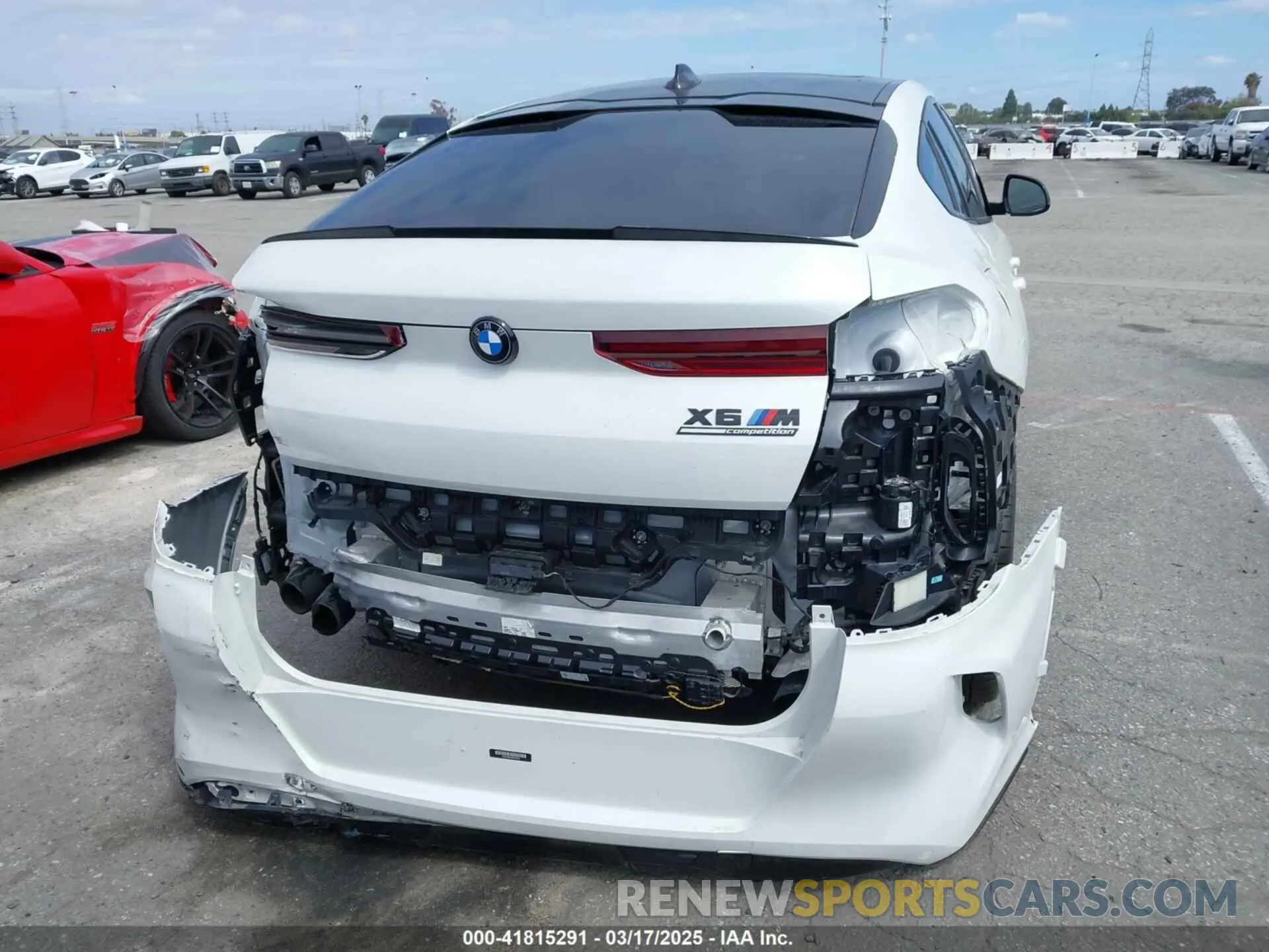 17 fotografías del automóvil dañado 5YMCY0C03N9J18331 BMW X6 M 2022