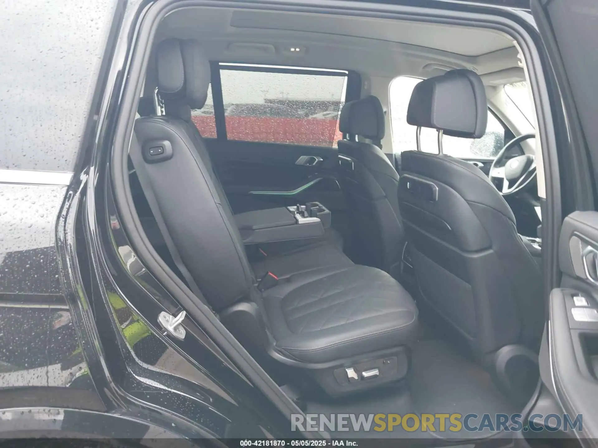 8 fotografías del automóvil dañado 5UX23EM02R9U56838 BMW X7 2024