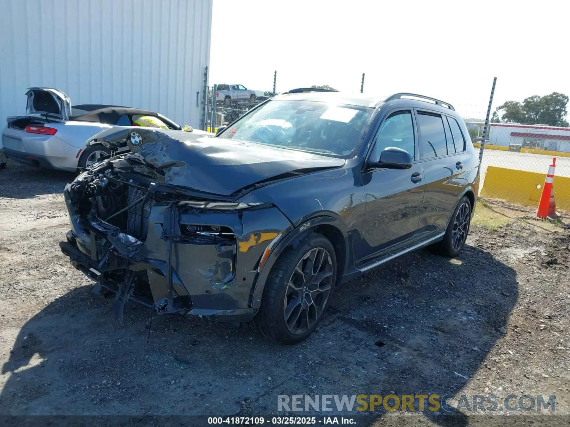 2 fotografías del automóvil dañado 5UX23EM03R9T81356 BMW X7 2024