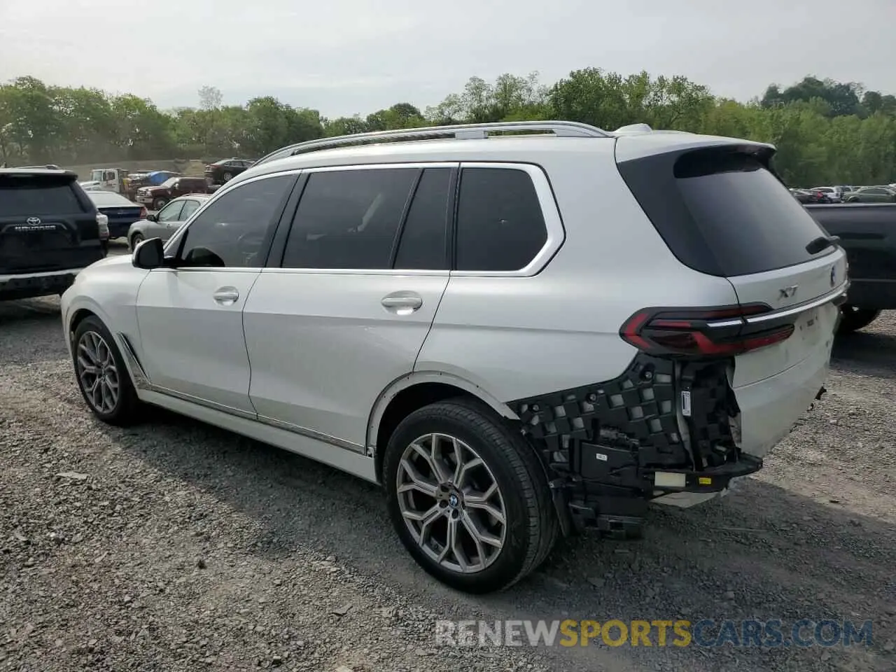2 fotografías del automóvil dañado 5UX23EM03R9U92778 BMW X7 2024