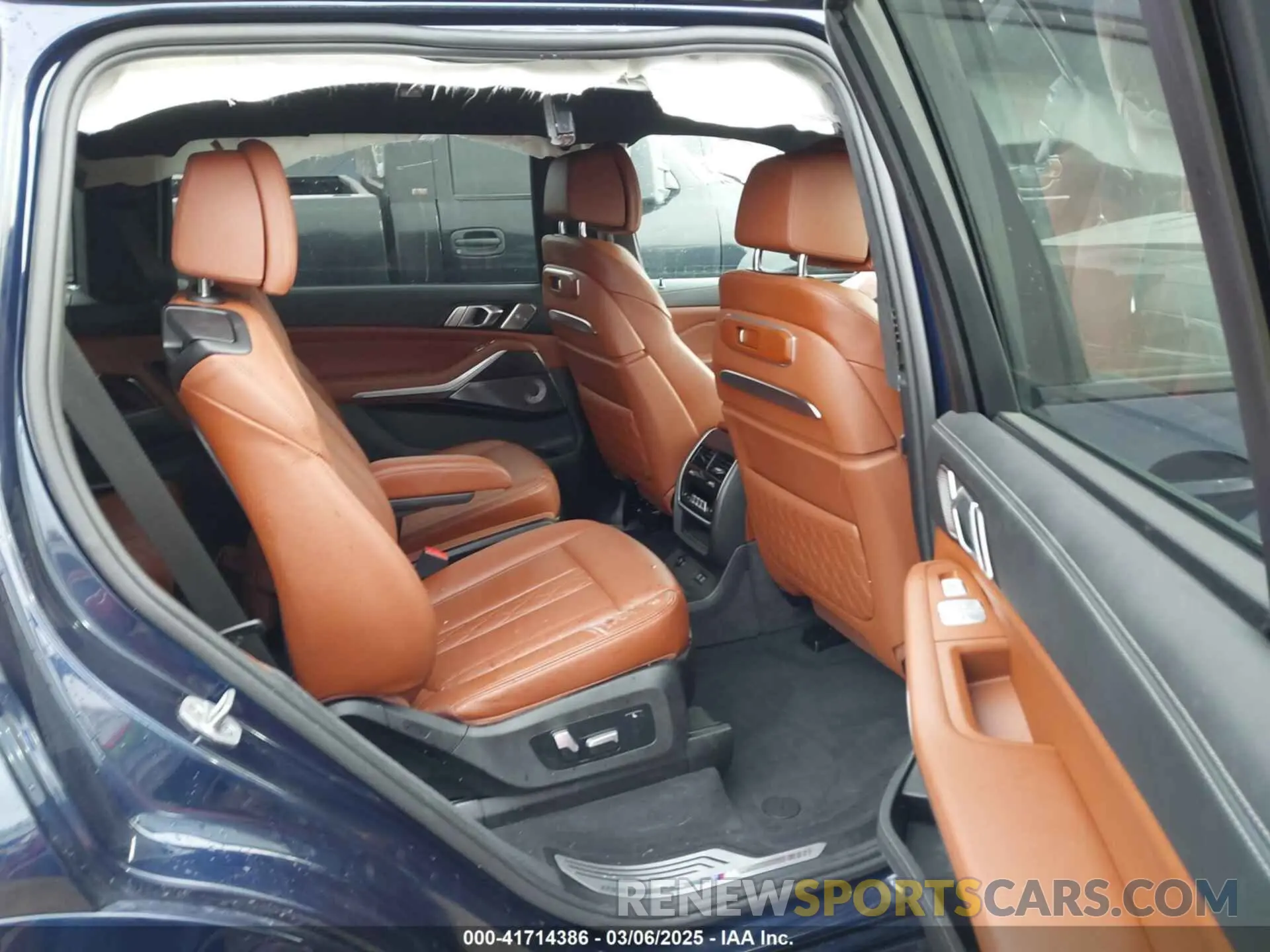 8 fotografías del automóvil dañado 5UX33EM05R9V43363 BMW X7 2024
