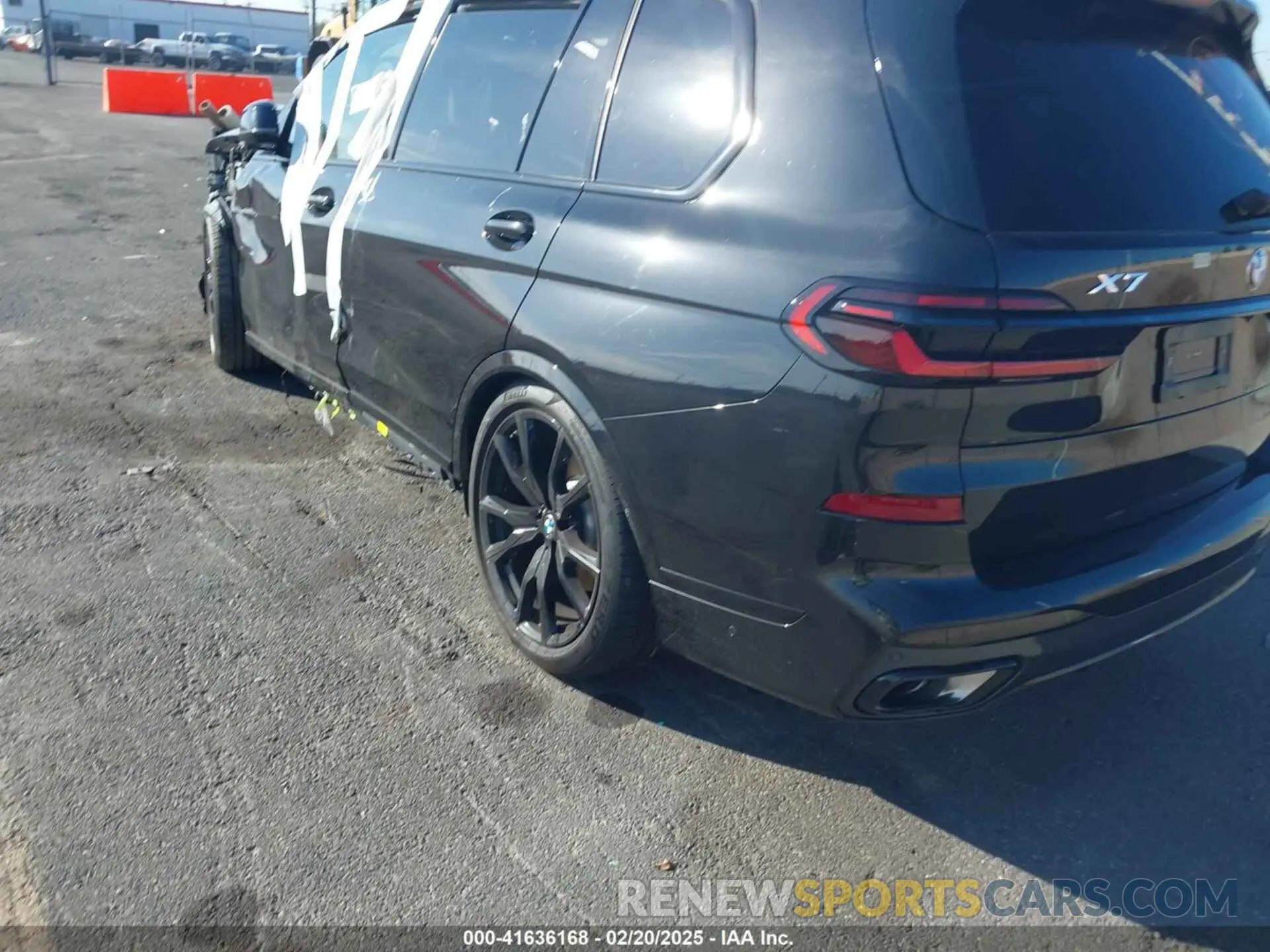 3 fotografías del automóvil dañado 5UX23EM03S9Y00103 BMW X7 2025