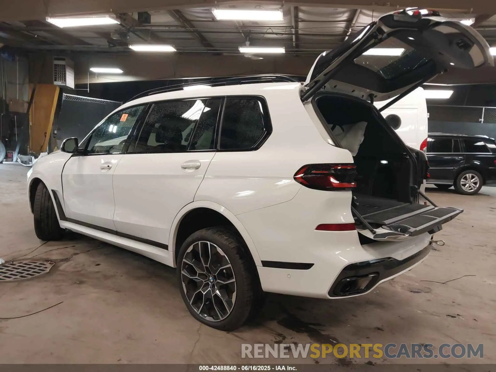 3 fotografías del automóvil dañado 5UX23EM08S9Z65418 BMW X7 2025