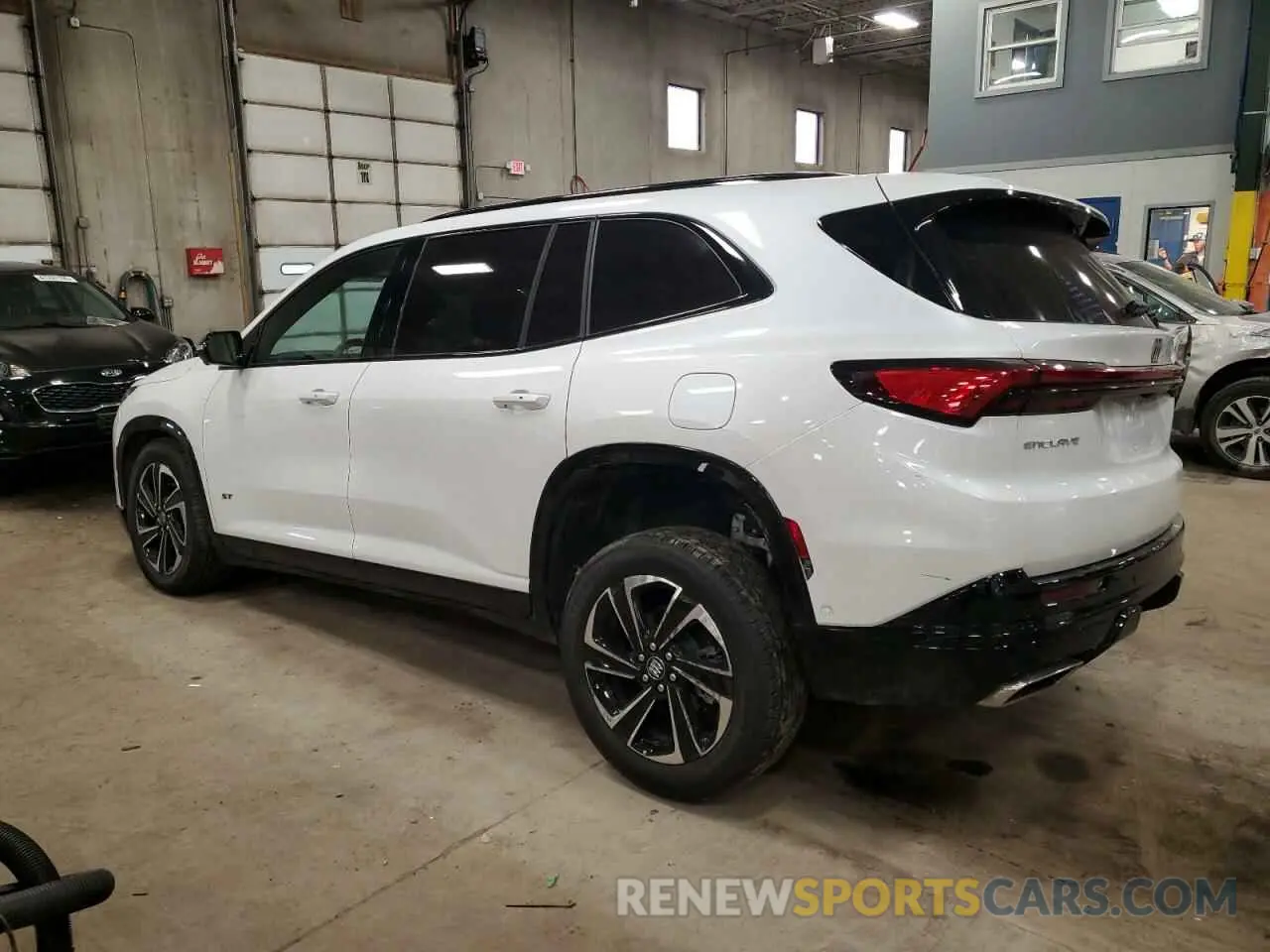 2 fotografías del automóvil dañado 5GAERBRS5SJ104235 BUICK ENCLAVE SP 2025