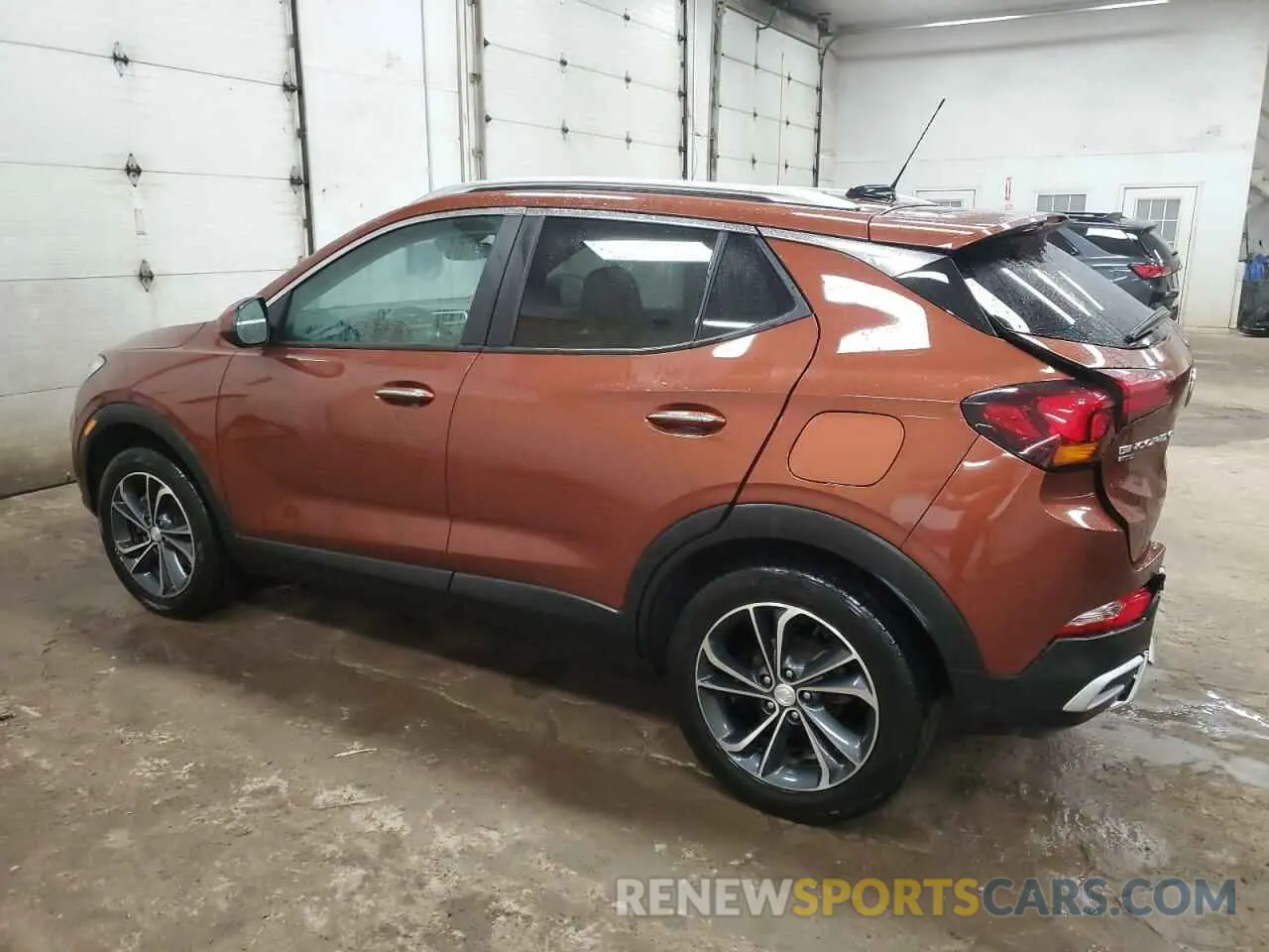 2 fotografías del automóvil dañado KL4MMESL1MB053014 BUICK ENCORE 2021