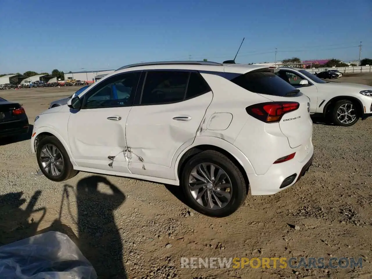 2 fotografías del automóvil dañado KL4MMDS28PB140883 BUICK ENCORE 2023