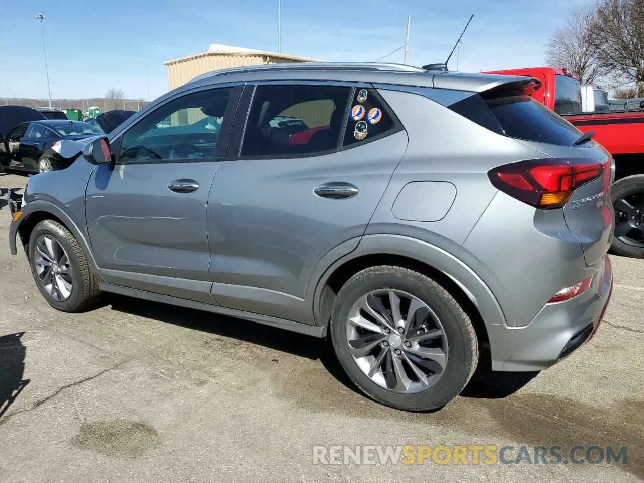 2 fotografías del automóvil dañado KL4MMESL2PB086978 BUICK ENCORE 2023