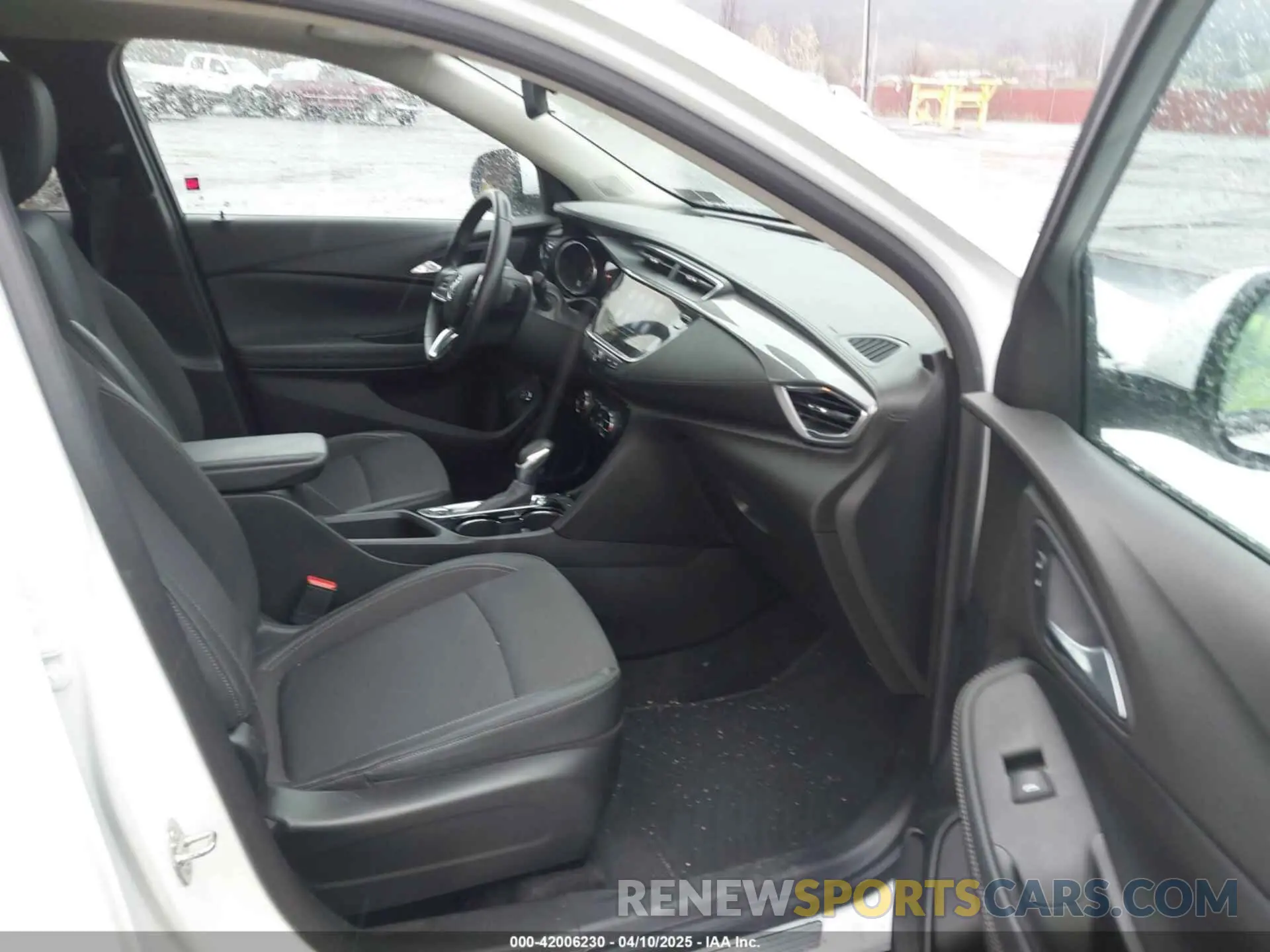 5 fotografías del automóvil dañado KL4MMDS2XMB073540 BUICK ENCORE GX 2021