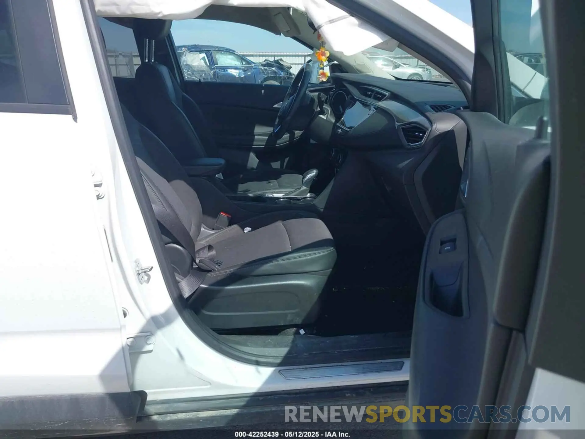 5 fotografías del automóvil dañado KL4MMCSL0NB081828 BUICK ENCORE GX 2022