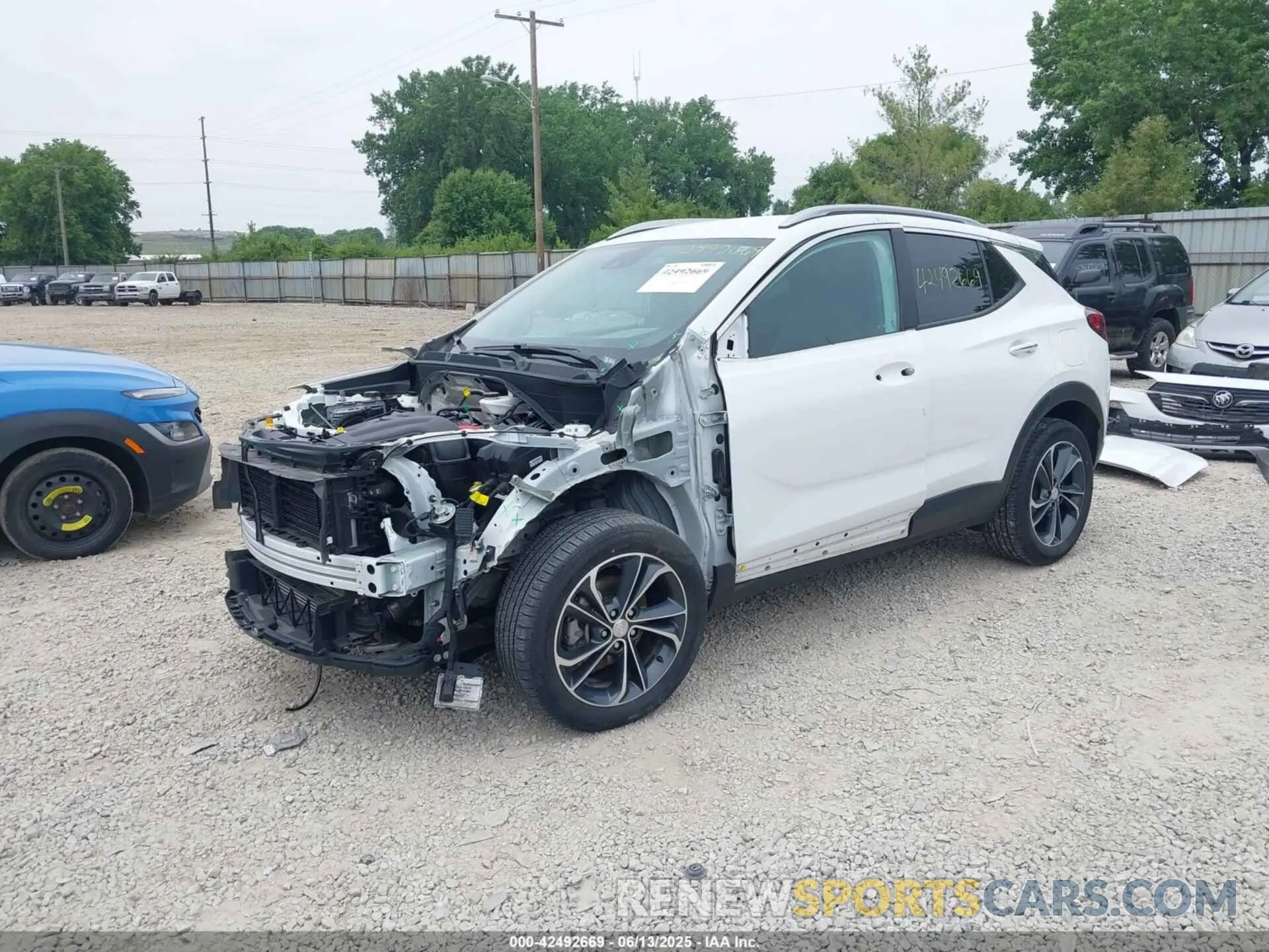 2 fotografías del automóvil dañado KL4MMESL1NB114332 BUICK ENCORE GX 2022
