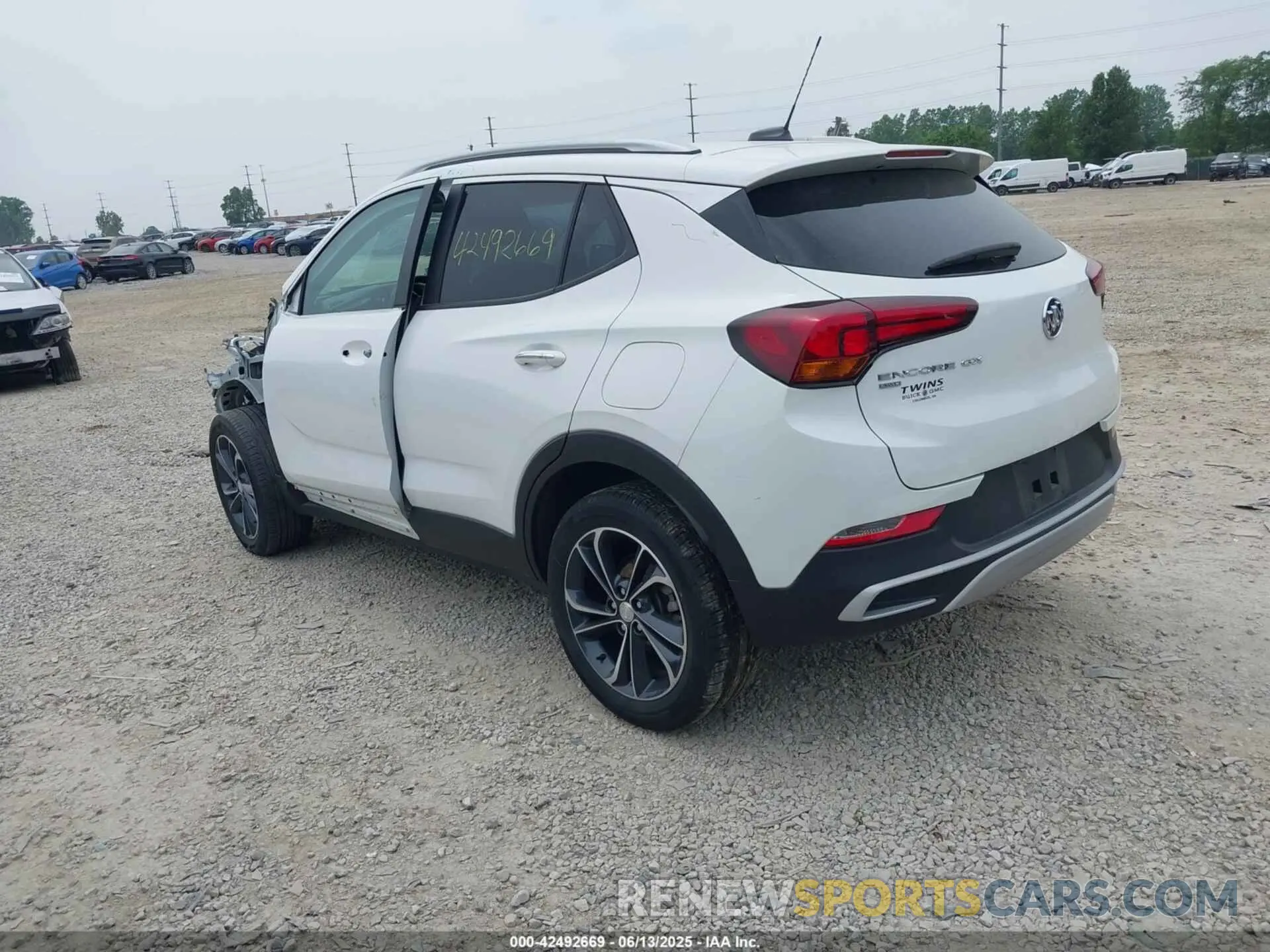 3 fotografías del automóvil dañado KL4MMESL1NB114332 BUICK ENCORE GX 2022