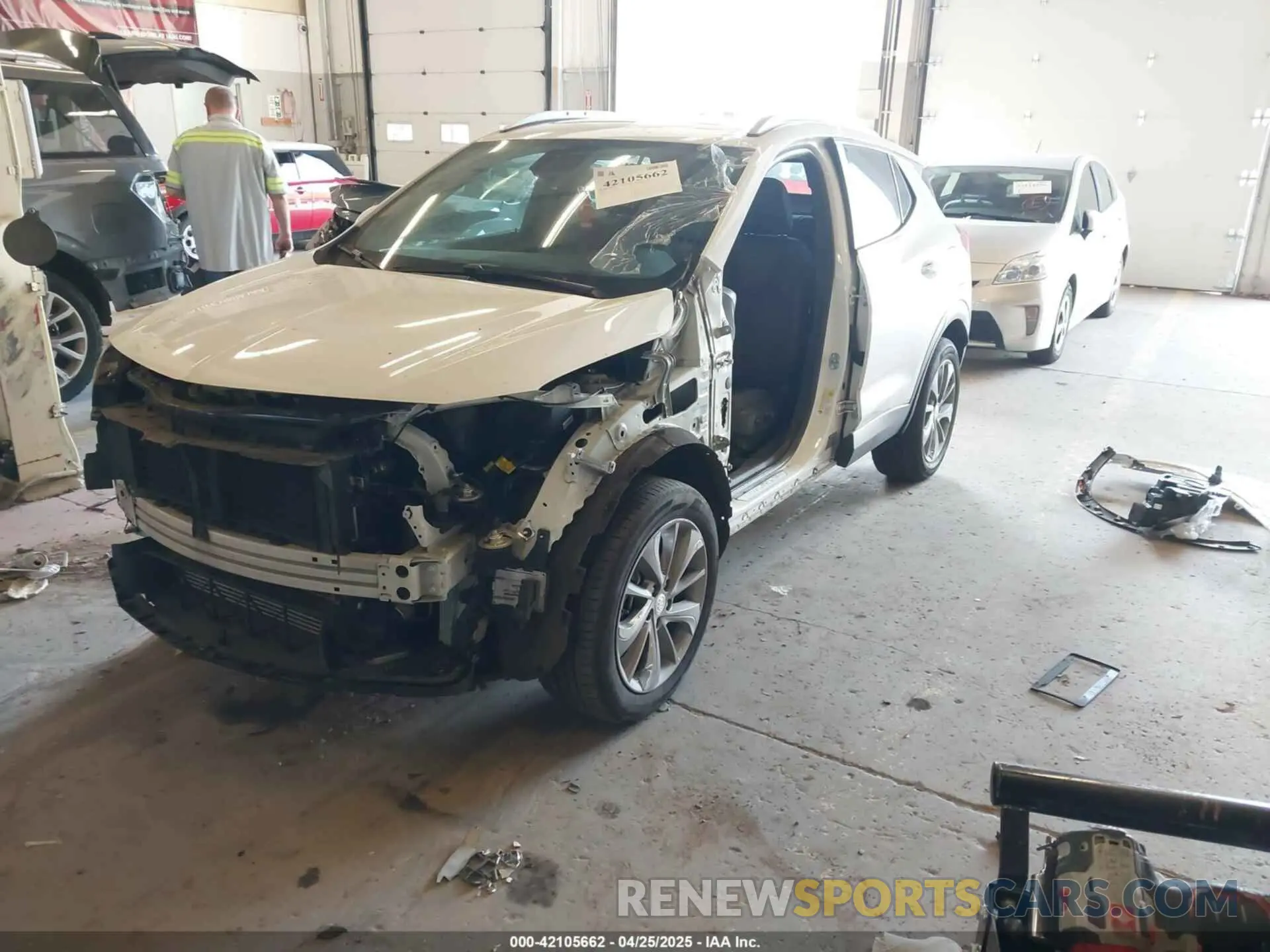2 fotografías del automóvil dañado KL4MMESL9NB011479 BUICK ENCORE GX 2022