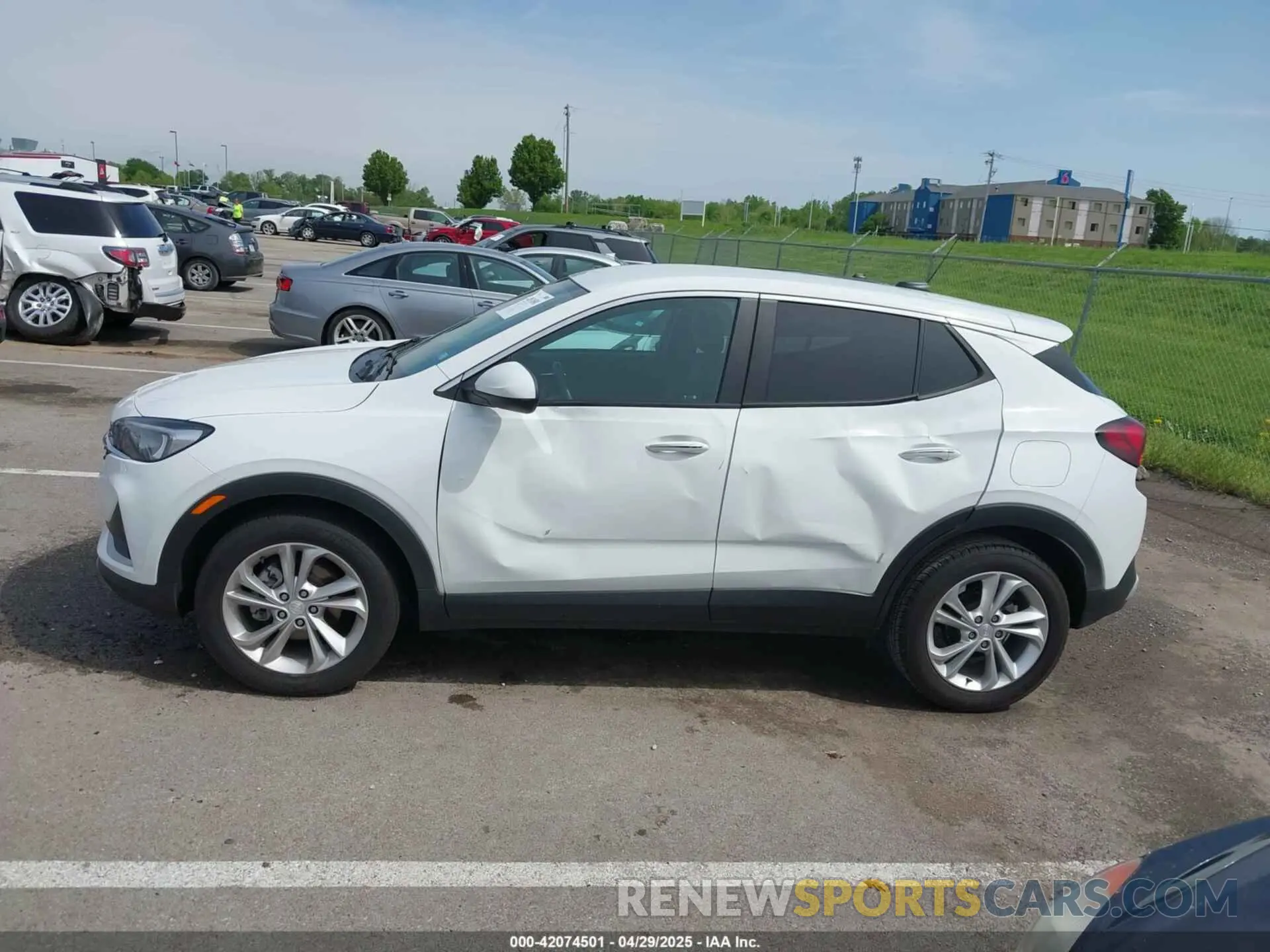 14 fotografías del automóvil dañado KL4MMBS26PB026109 BUICK ENCORE GX 2023
