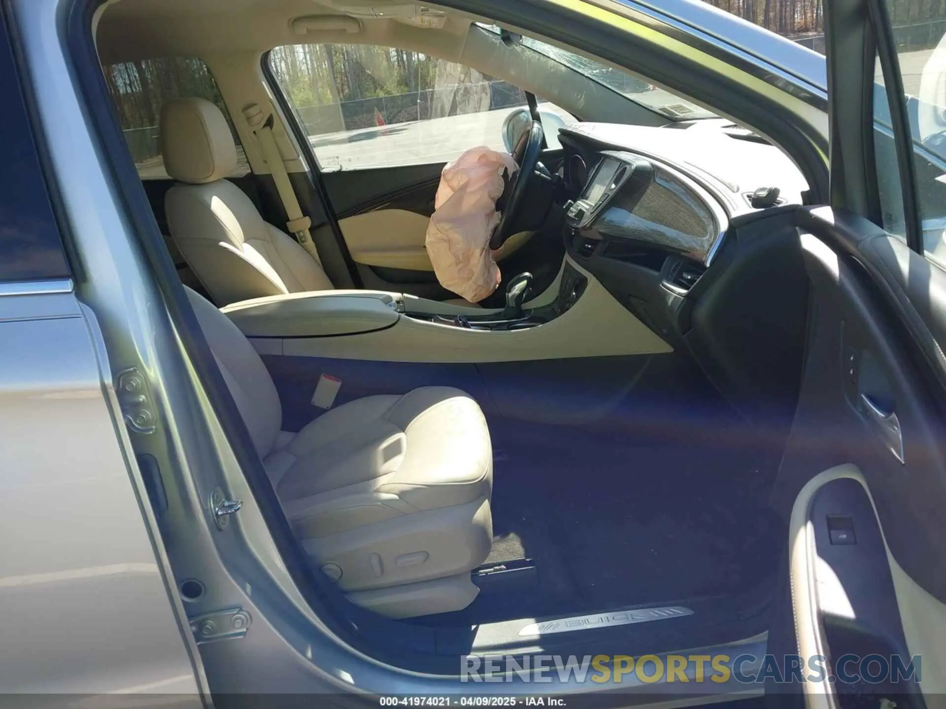 5 fotografías del automóvil dañado LRBFXBSA8KD120419 BUICK ENVISION 2019