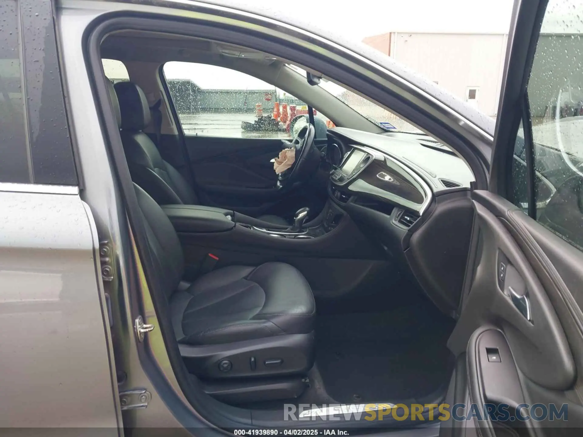 5 fotografías del automóvil dañado LRBFXCSA8KD010881 BUICK ENVISION 2019