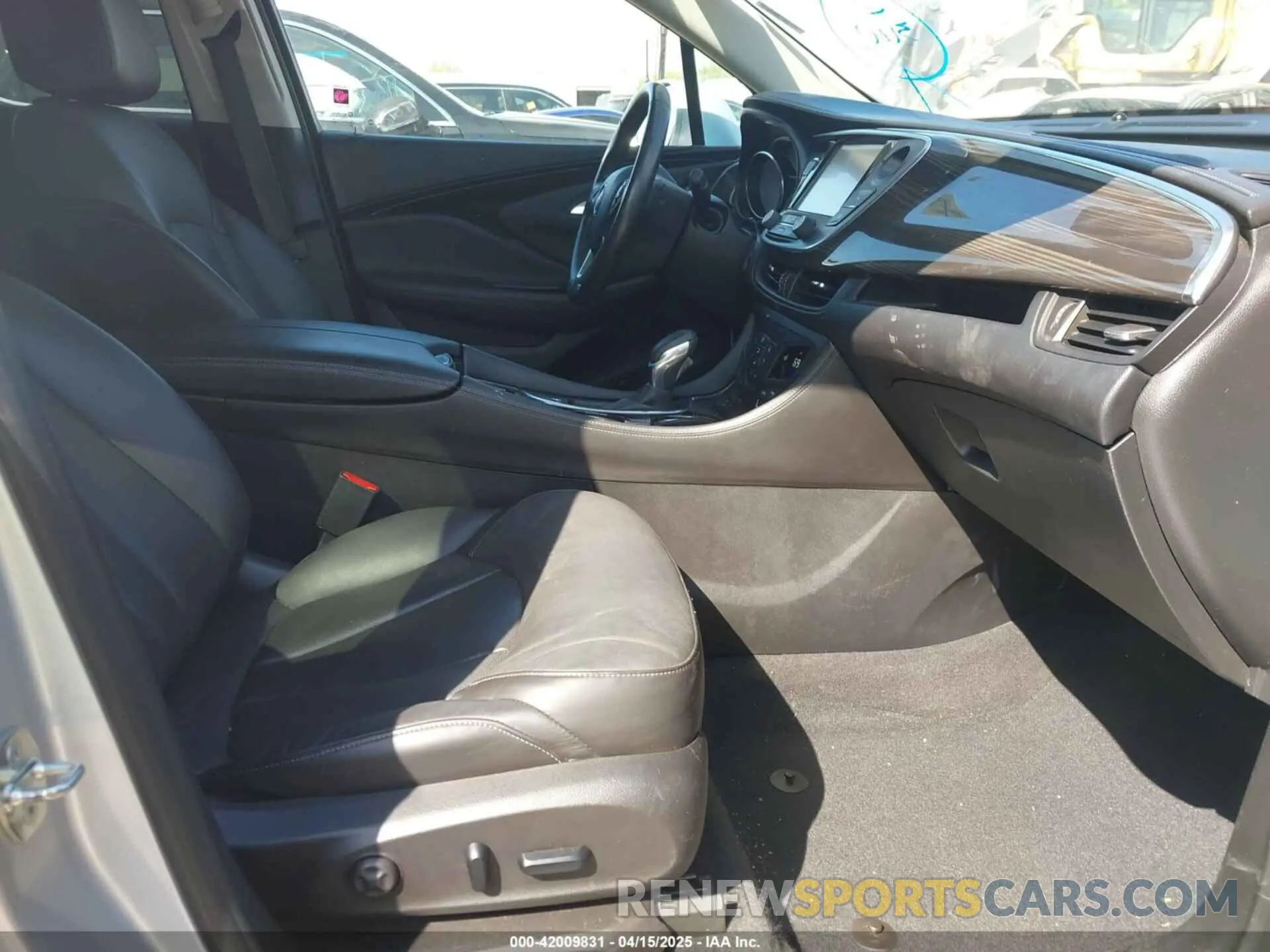 5 fotografías del automóvil dañado LRBFXCSA8KD011271 BUICK ENVISION 2019