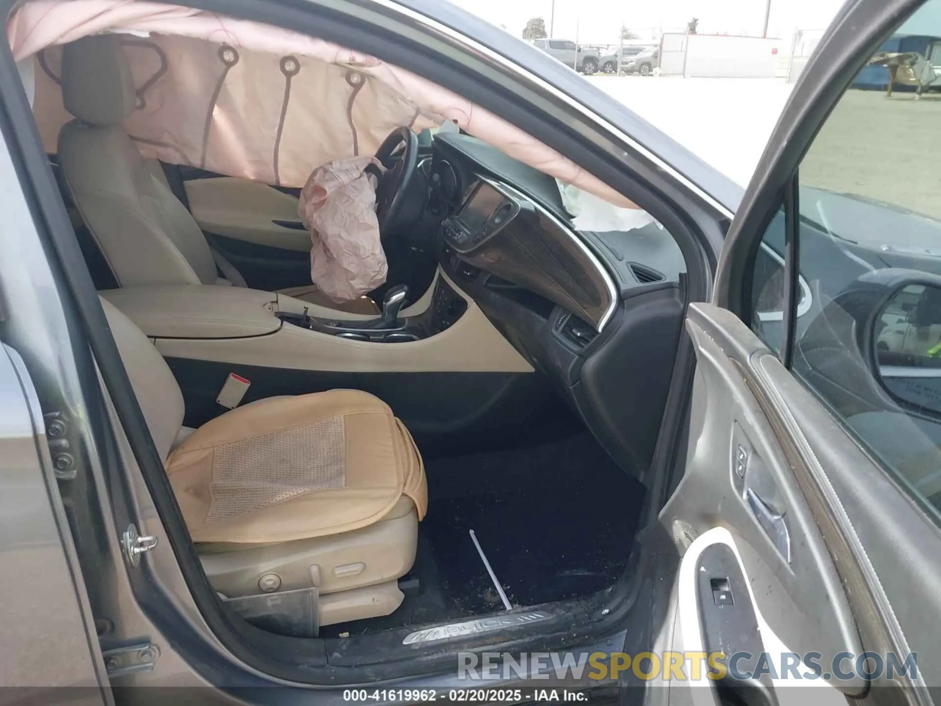 5 fotografías del automóvil dañado LRBFX1SA0LD225290 BUICK ENVISION 2020