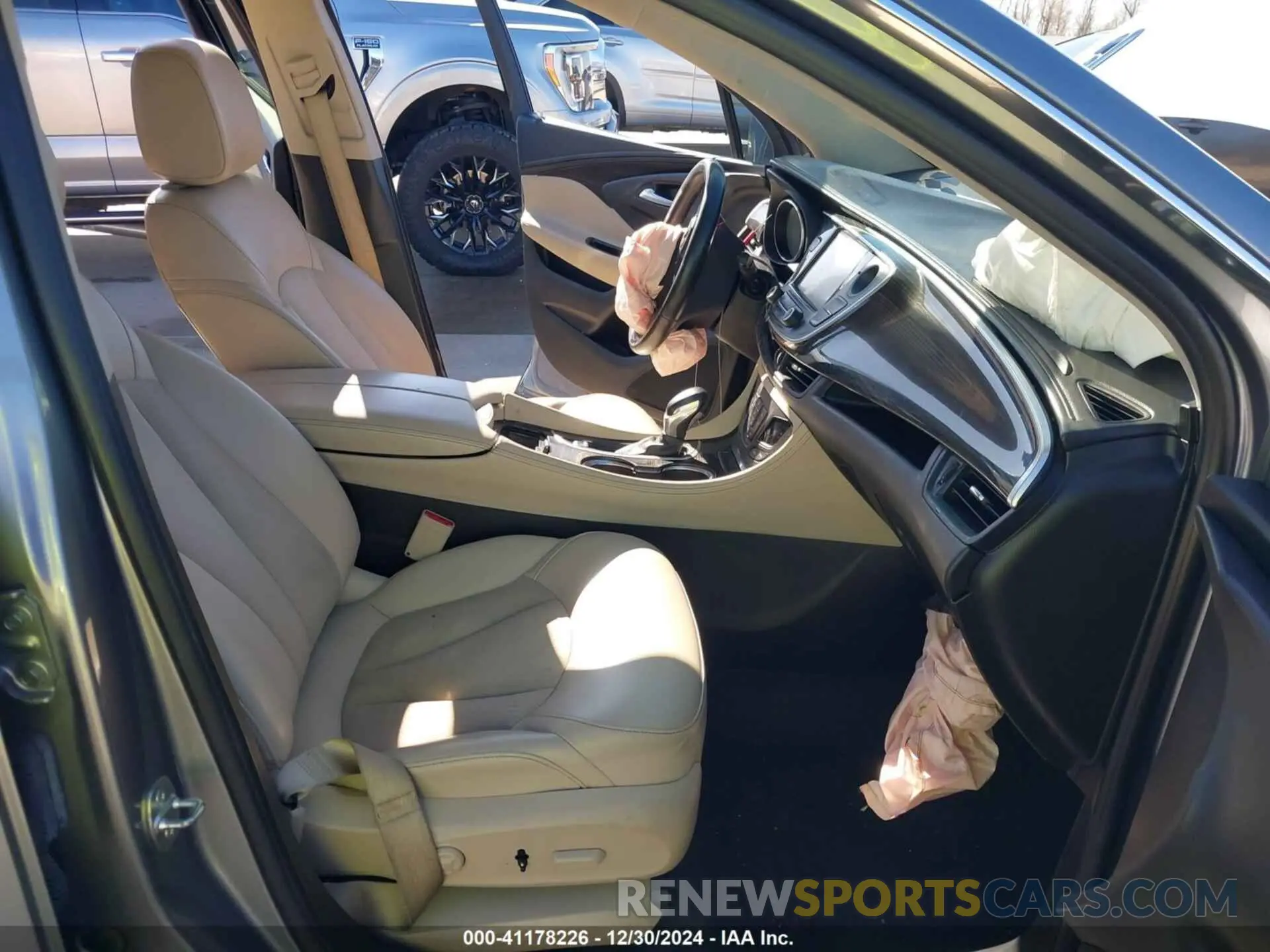 5 fotografías del automóvil dañado LRBFXBSA3LD113119 BUICK ENVISION 2020