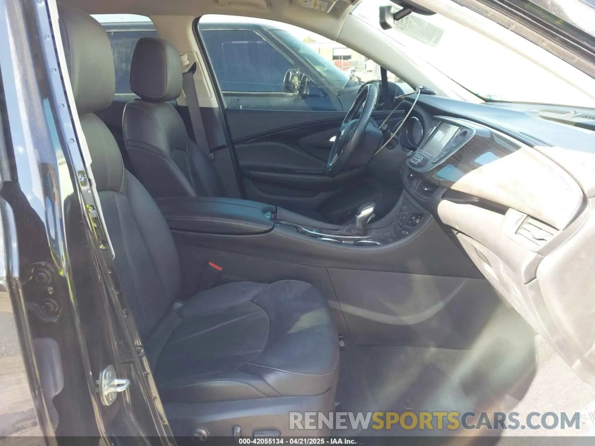 5 fotografías del automóvil dañado LRBFXCSA3LD209970 BUICK ENVISION 2020