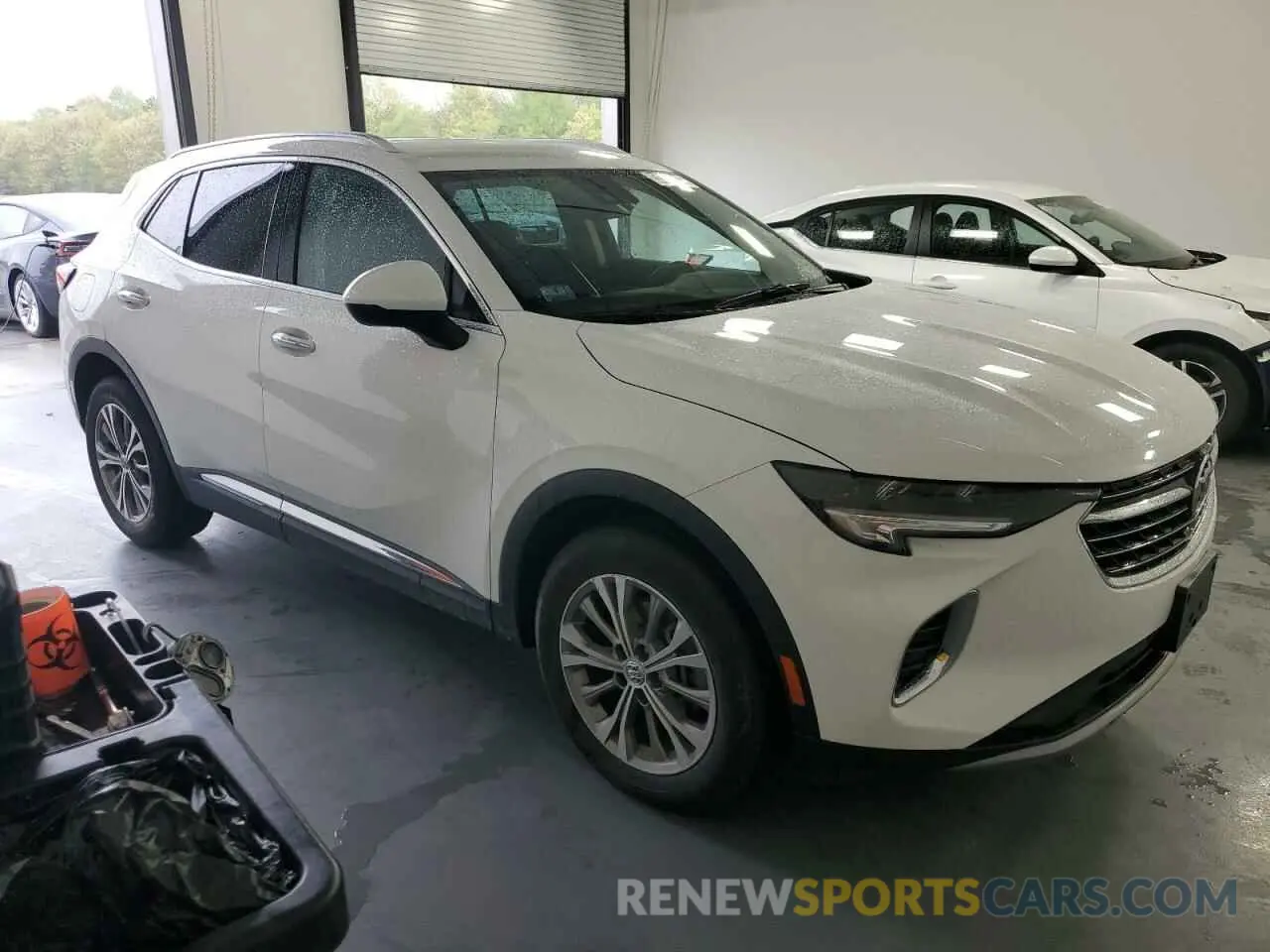4 fotografías del automóvil dañado LRBAZLR43PD072989 BUICK ENVISION 2023