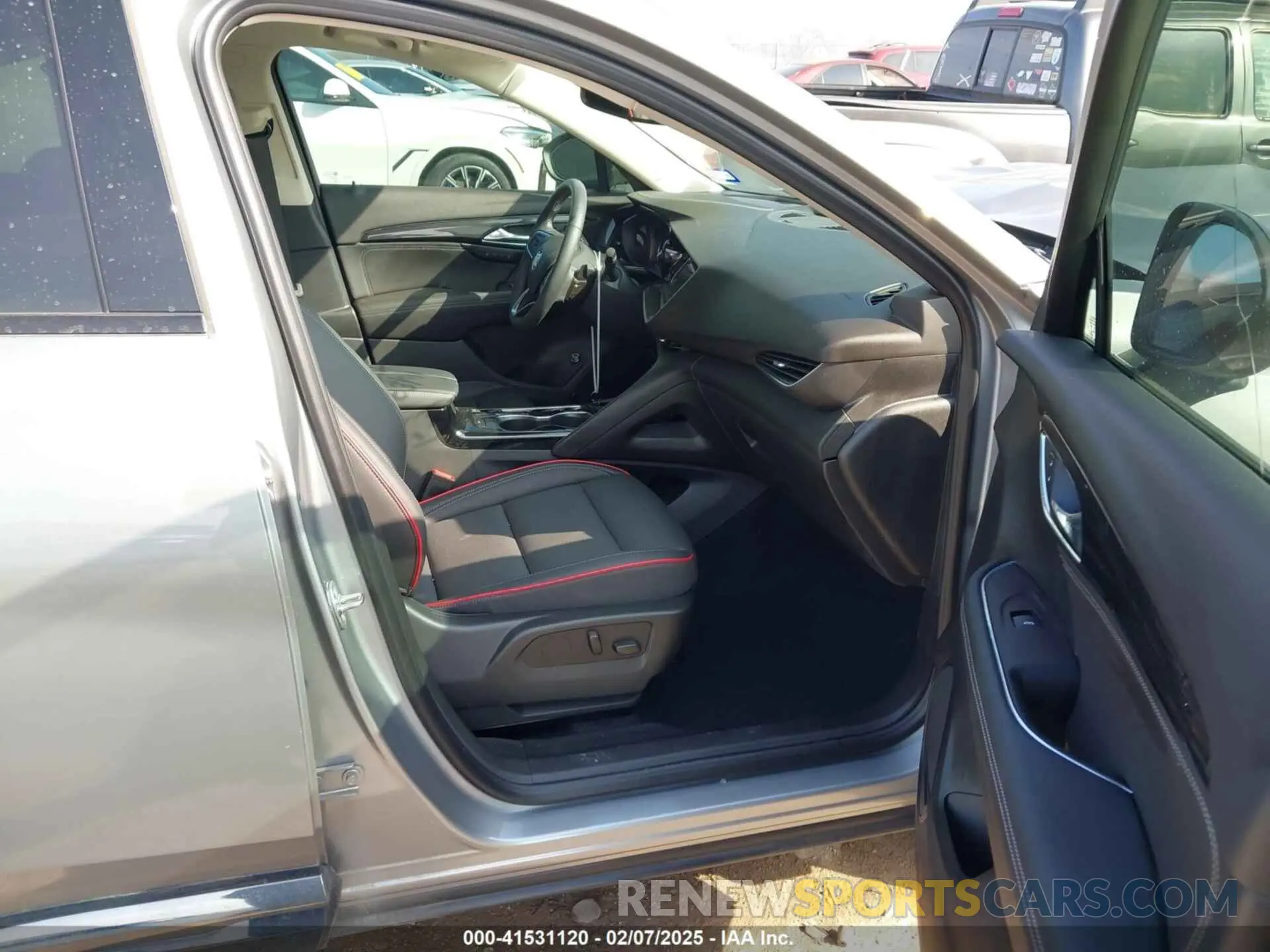 5 fotografías del automóvil dañado LRBFZNR41PD036719 BUICK ENVISION 2023