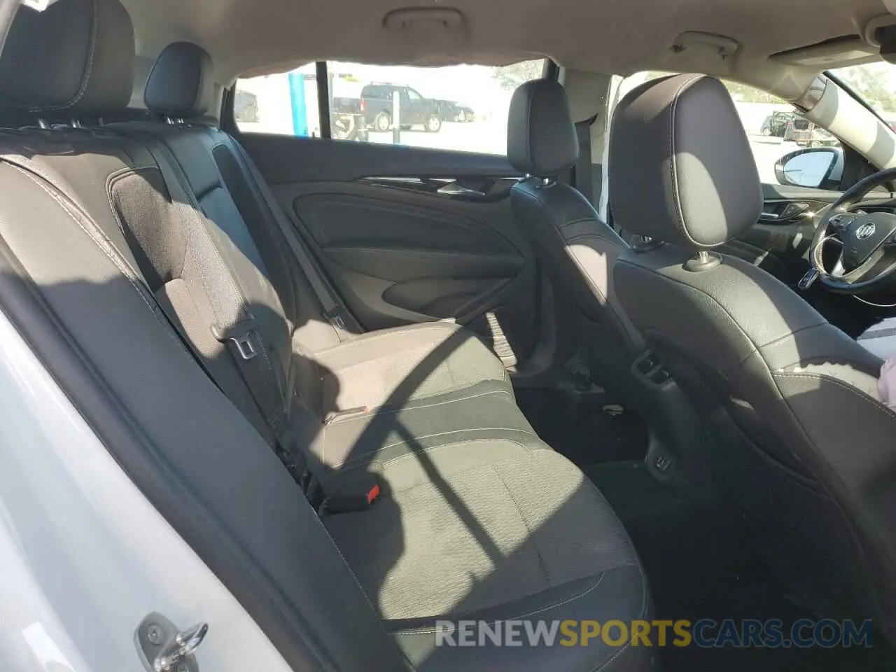 10 fotografías del automóvil dañado W04GM6SX8K1069168 BUICK REGAL 2019