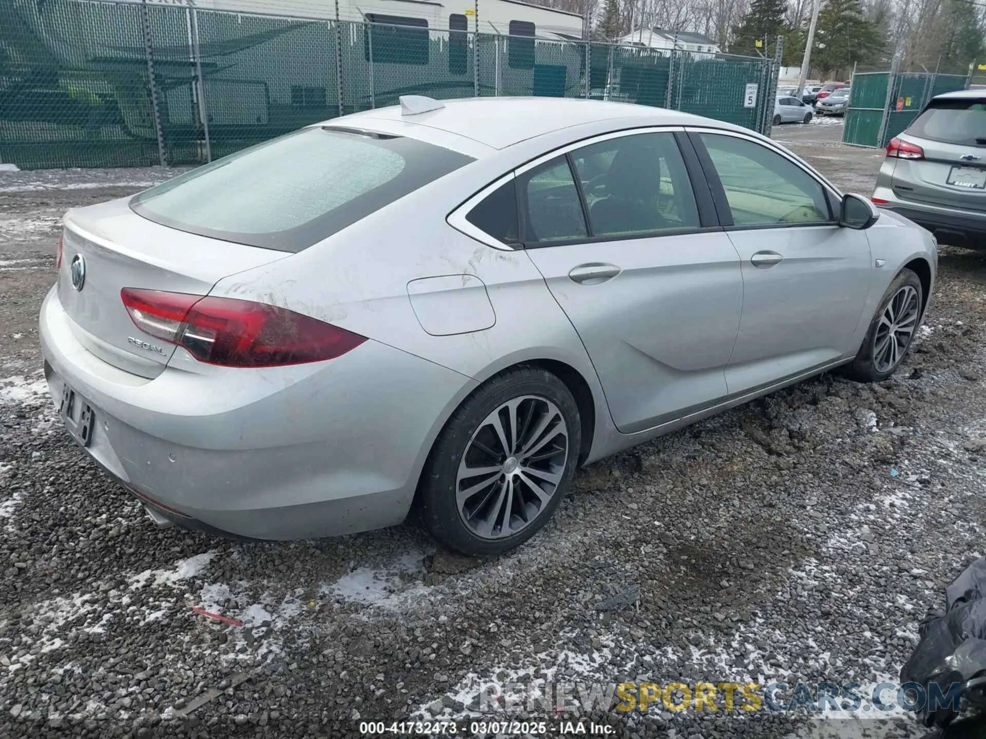 4 fotografías del automóvil dañado W04GL6SX6K1010154 BUICK REGAL SPORTBACK 2019