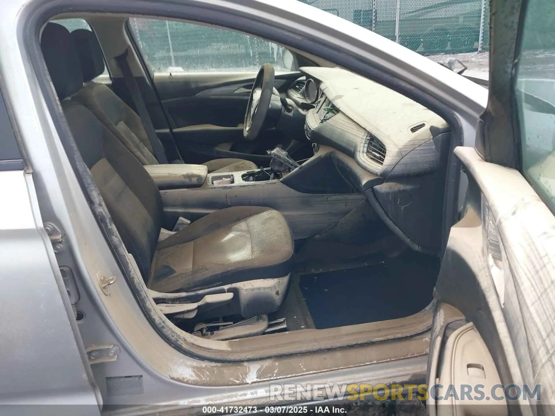 5 fotografías del automóvil dañado W04GL6SX6K1010154 BUICK REGAL SPORTBACK 2019