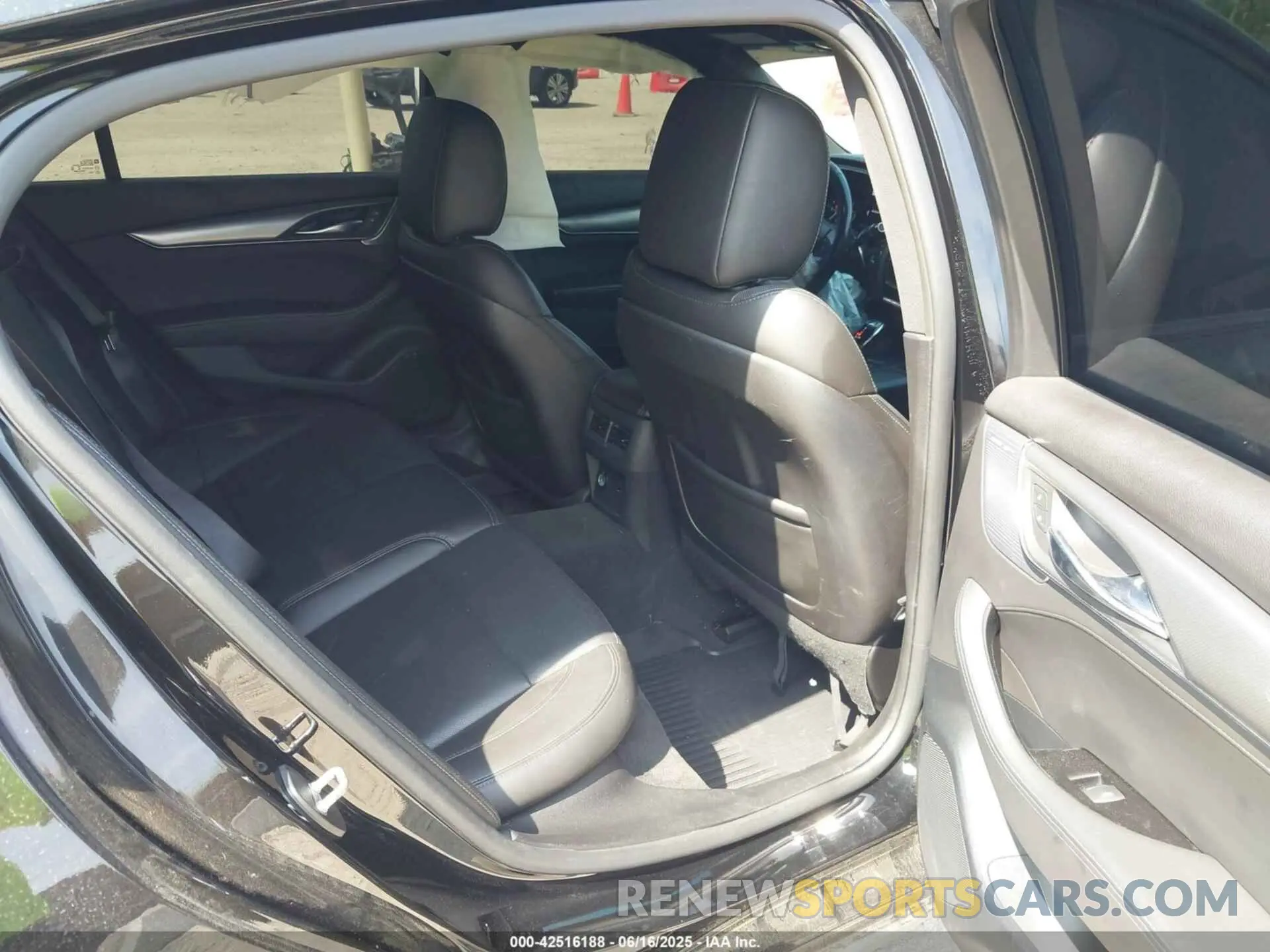 8 fotografías del automóvil dañado 1G6DT5RK9L0127136 CADILLAC CT5 2020