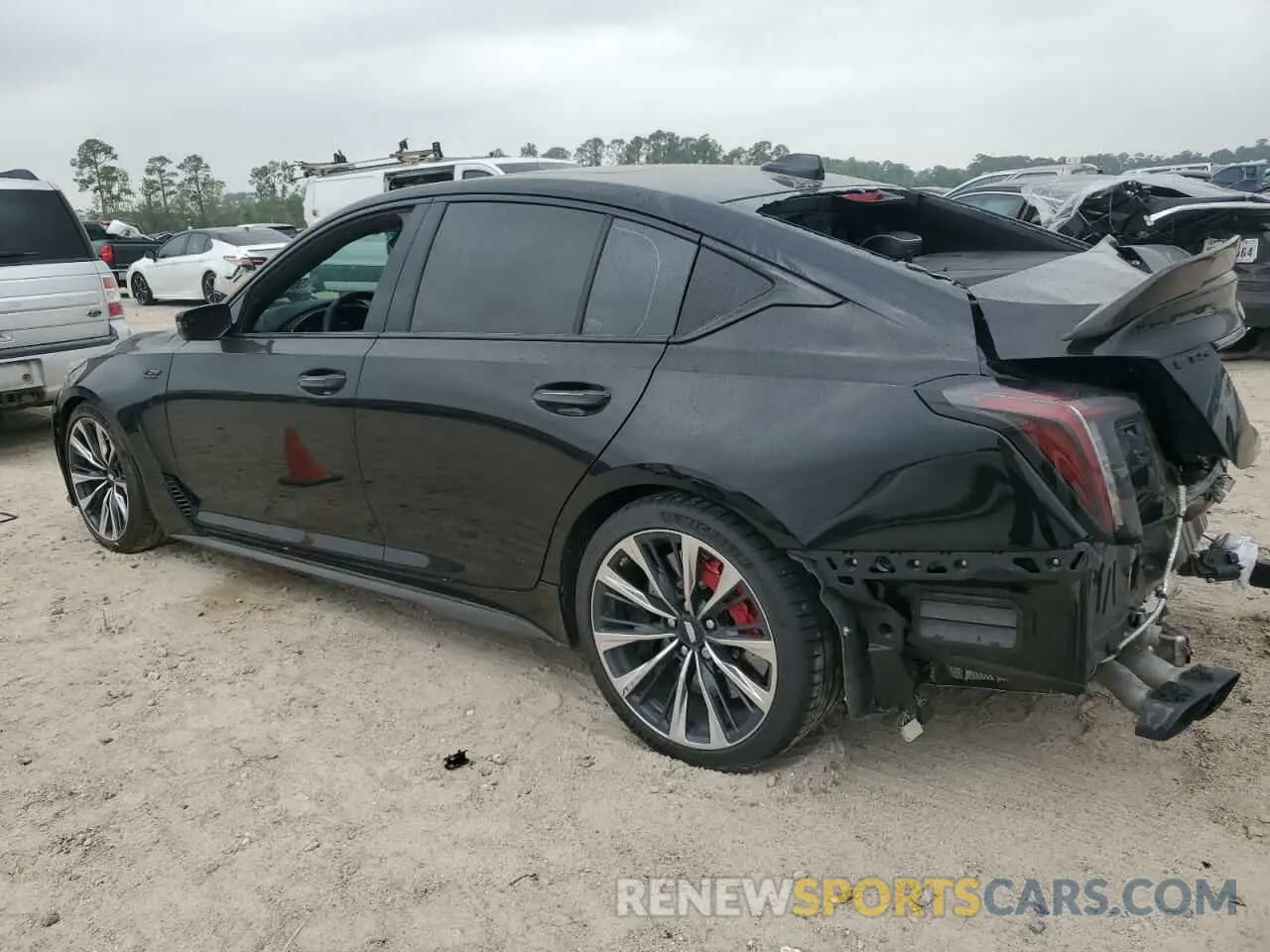 2 fotografías del automóvil dañado 1G6D35R67R0810464 CADILLAC CT5 2024