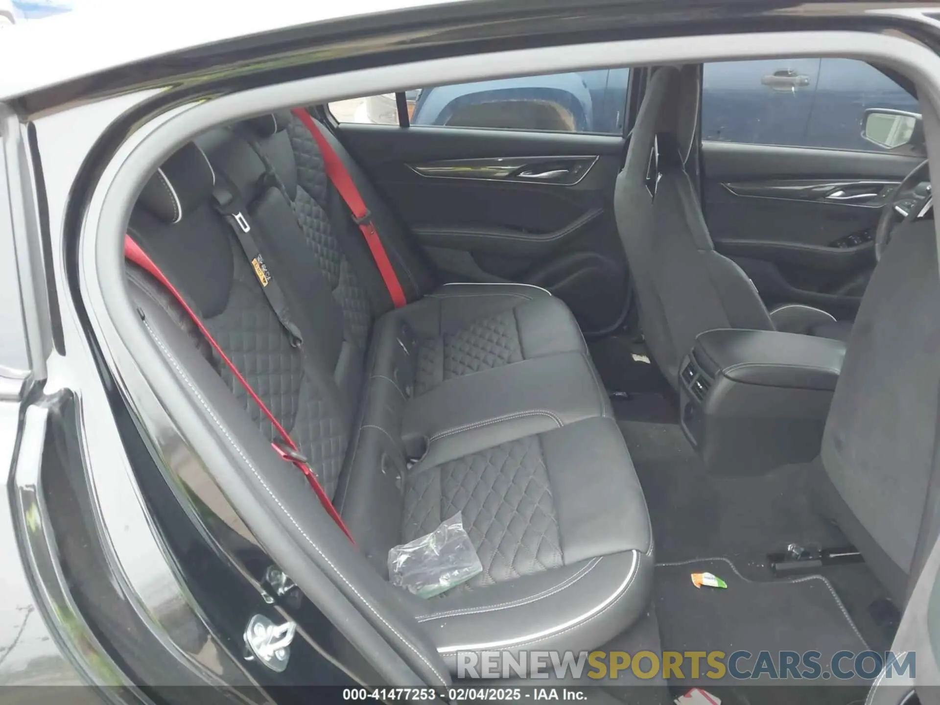 8 fotografías del automóvil dañado 1G6D25R60R0860917 CADILLAC CT5-V 2024