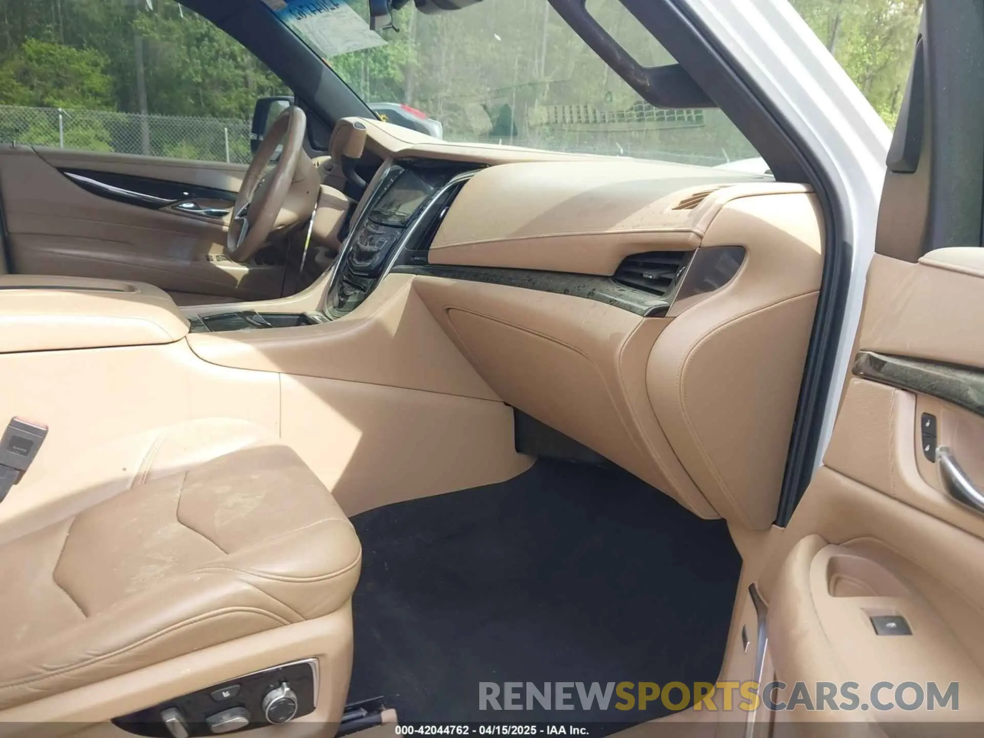 5 fotografías del automóvil dañado 1GYS3DKJ7KR283163 CADILLAC ESCALADE 2019