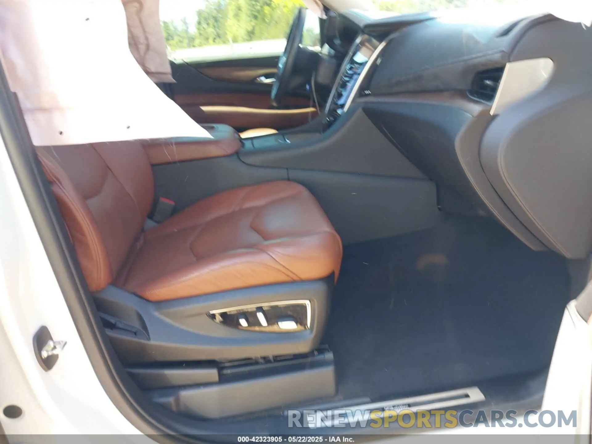 5 fotografías del automóvil dañado 1GYS3BKJ1LR131062 CADILLAC ESCALADE 2020