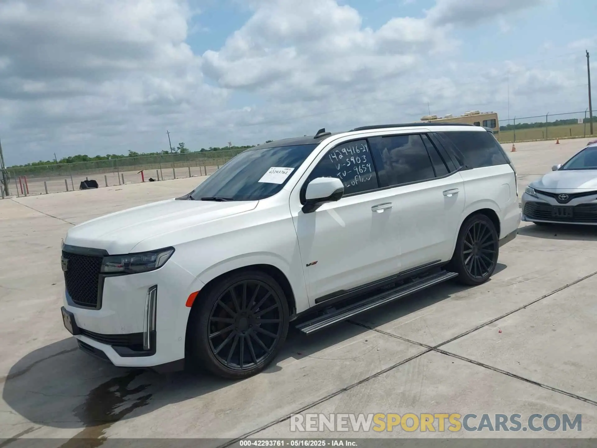 2 fotografías del automóvil dañado 1GYS3FKLXMR339659 CADILLAC ESCALADE 2021