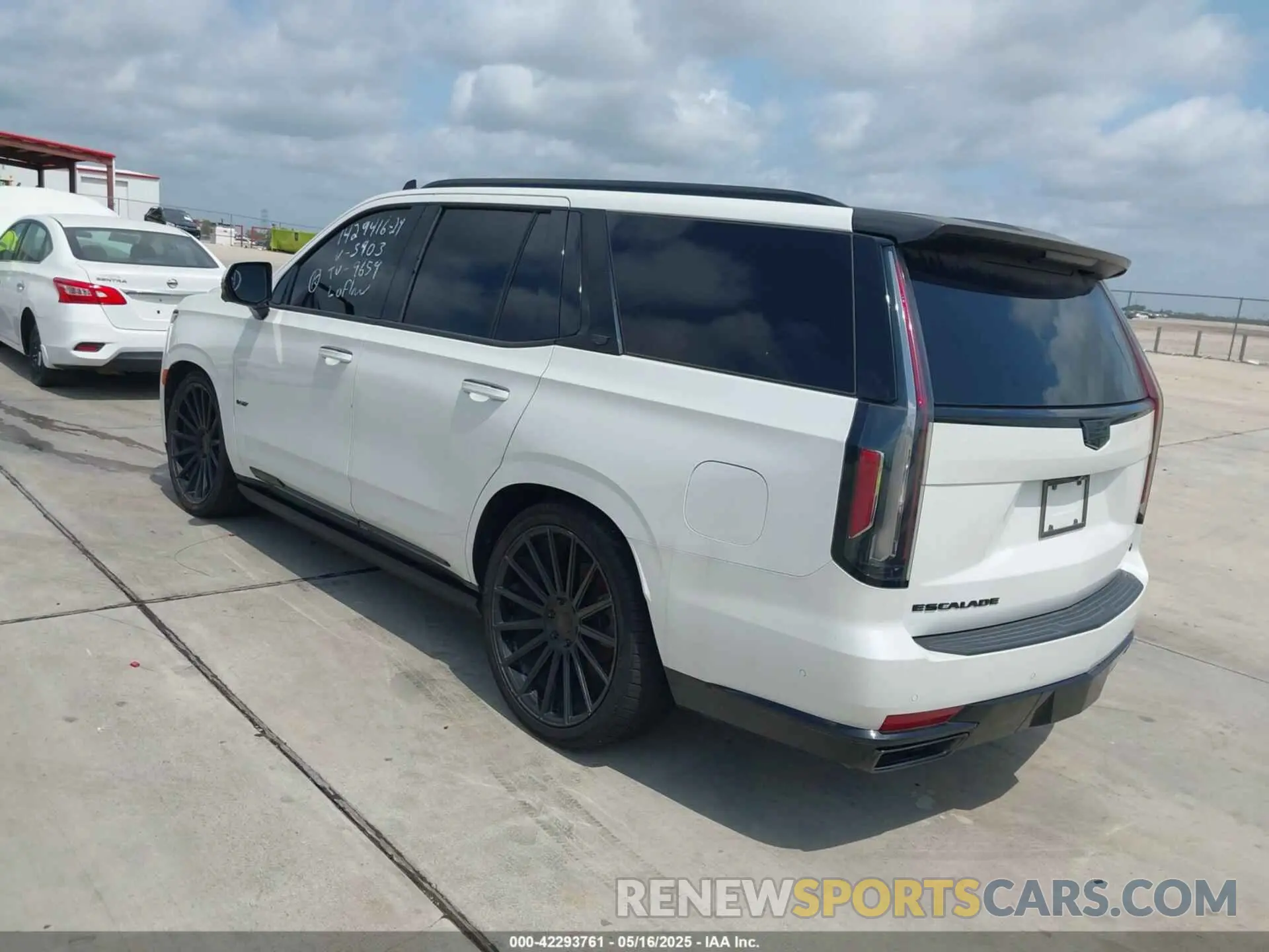 3 fotografías del automóvil dañado 1GYS3FKLXMR339659 CADILLAC ESCALADE 2021