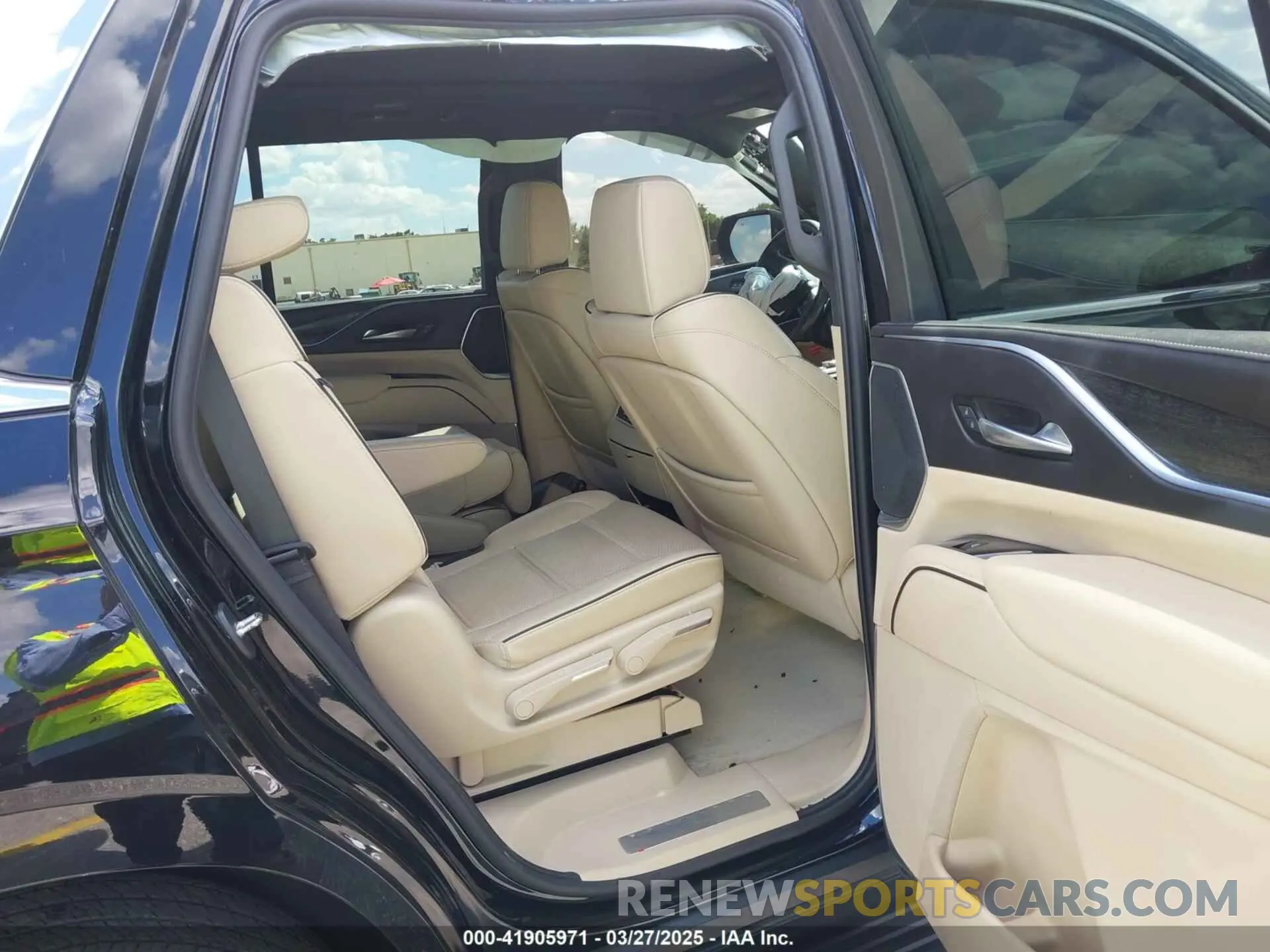 8 fotografías del automóvil dañado 1GYS4BKL4PR236070 CADILLAC ESCALADE 2023