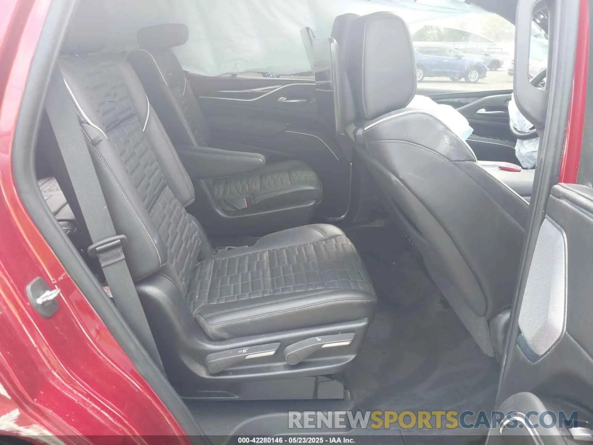 8 fotografías del automóvil dañado 1GYS4HK99RR339334 CADILLAC ESCALADE 2024