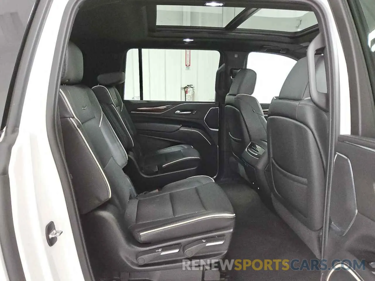 11 fotografías del automóvil dañado 1GYS4LKL0RR150621 CADILLAC ESCALADE 2024
