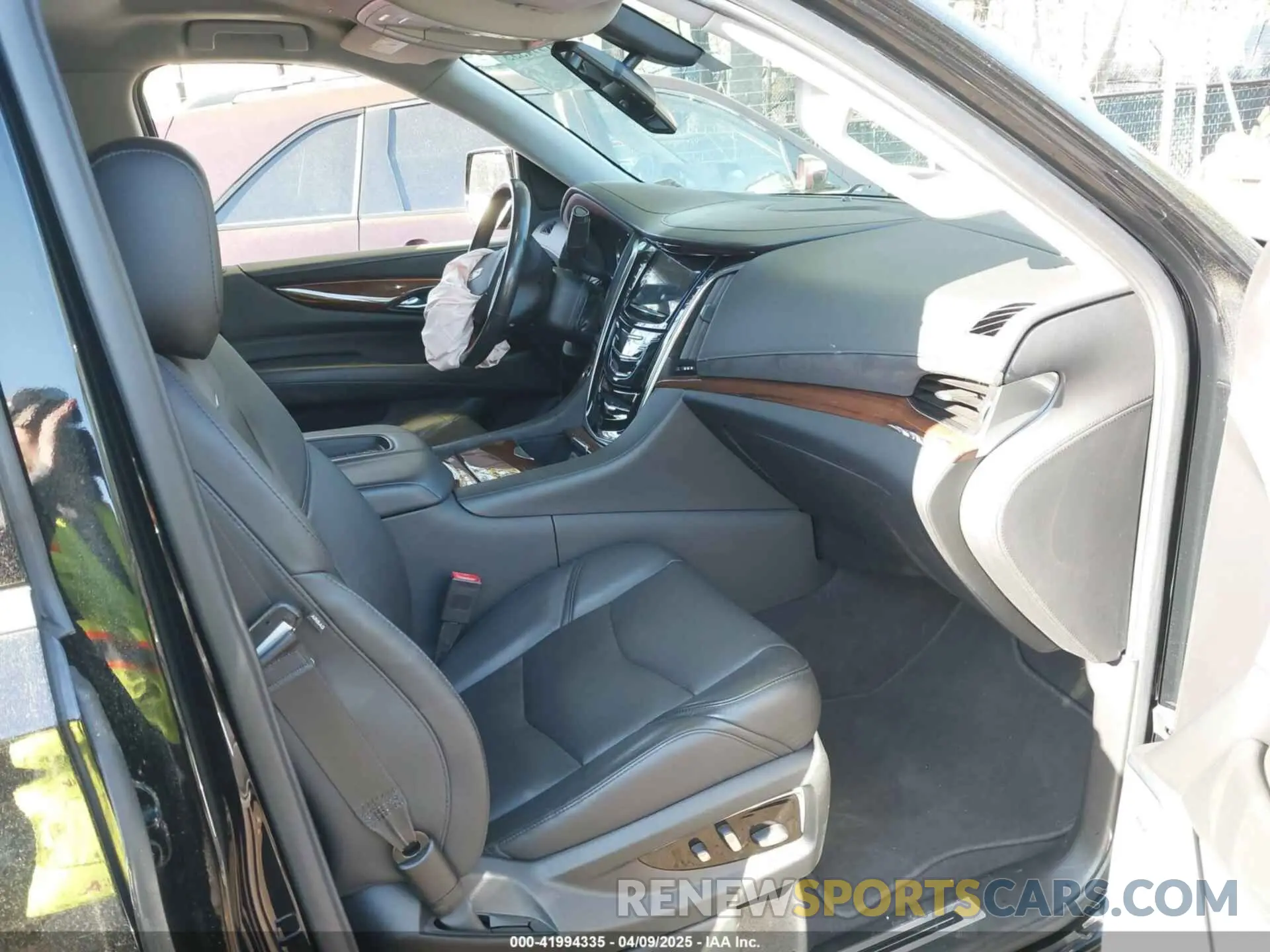 5 fotografías del automóvil dañado 1GYS4GKJ0LR270531 CADILLAC ESCALADE ESV 2020