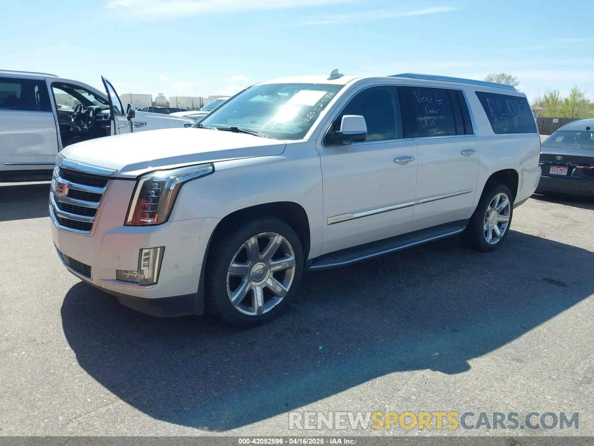 2 fotografías del automóvil dañado 1GYS4JKJ8LR277613 CADILLAC ESCALADE ESV 2020