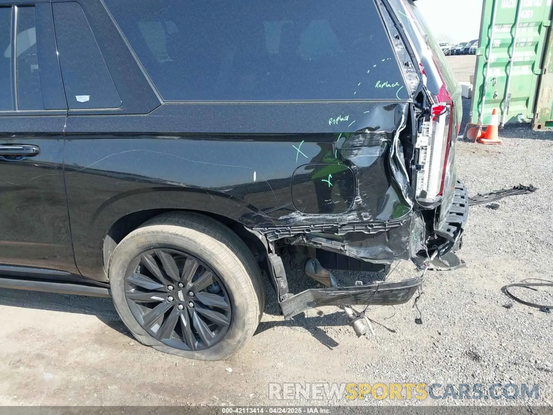 17 fotografías del automóvil dañado 1GYS4PKL2MR228185 CADILLAC ESCALADE ESV 2021