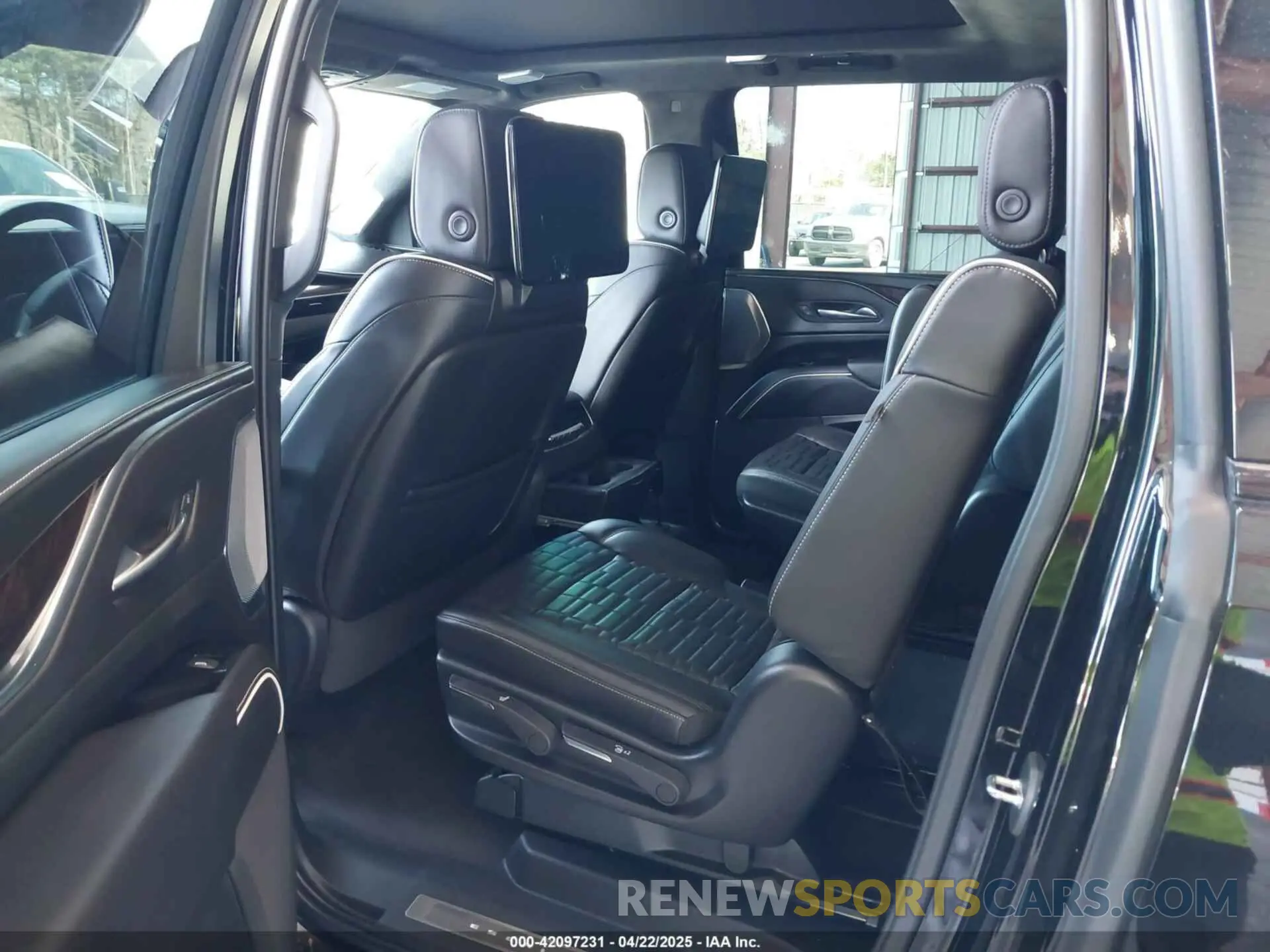 8 fotografías del automóvil dañado 1GYS4RKL8PR219829 CADILLAC ESCALADE ESV 2023