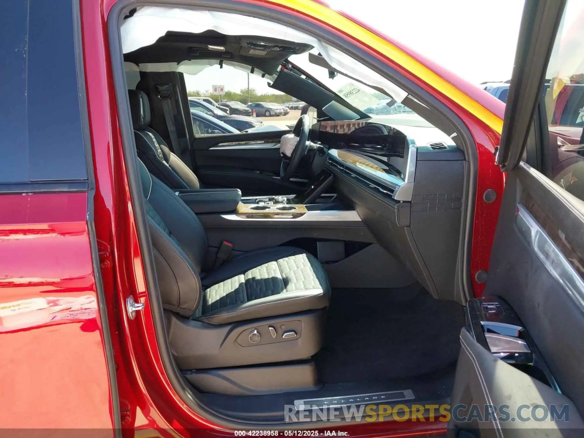 5 fotografías del automóvil dañado 1GYS8RRL3SR105112 CADILLAC ESCALADE ESV 2025