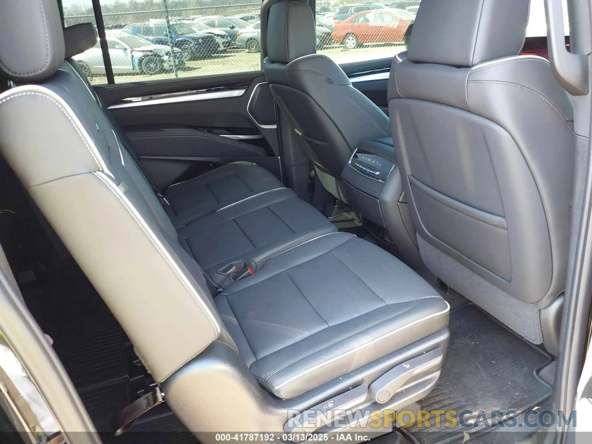 8 fotografías del automóvil dañado 1GYS9NRL7SR164542 CADILLAC ESCALADE ESV 2025