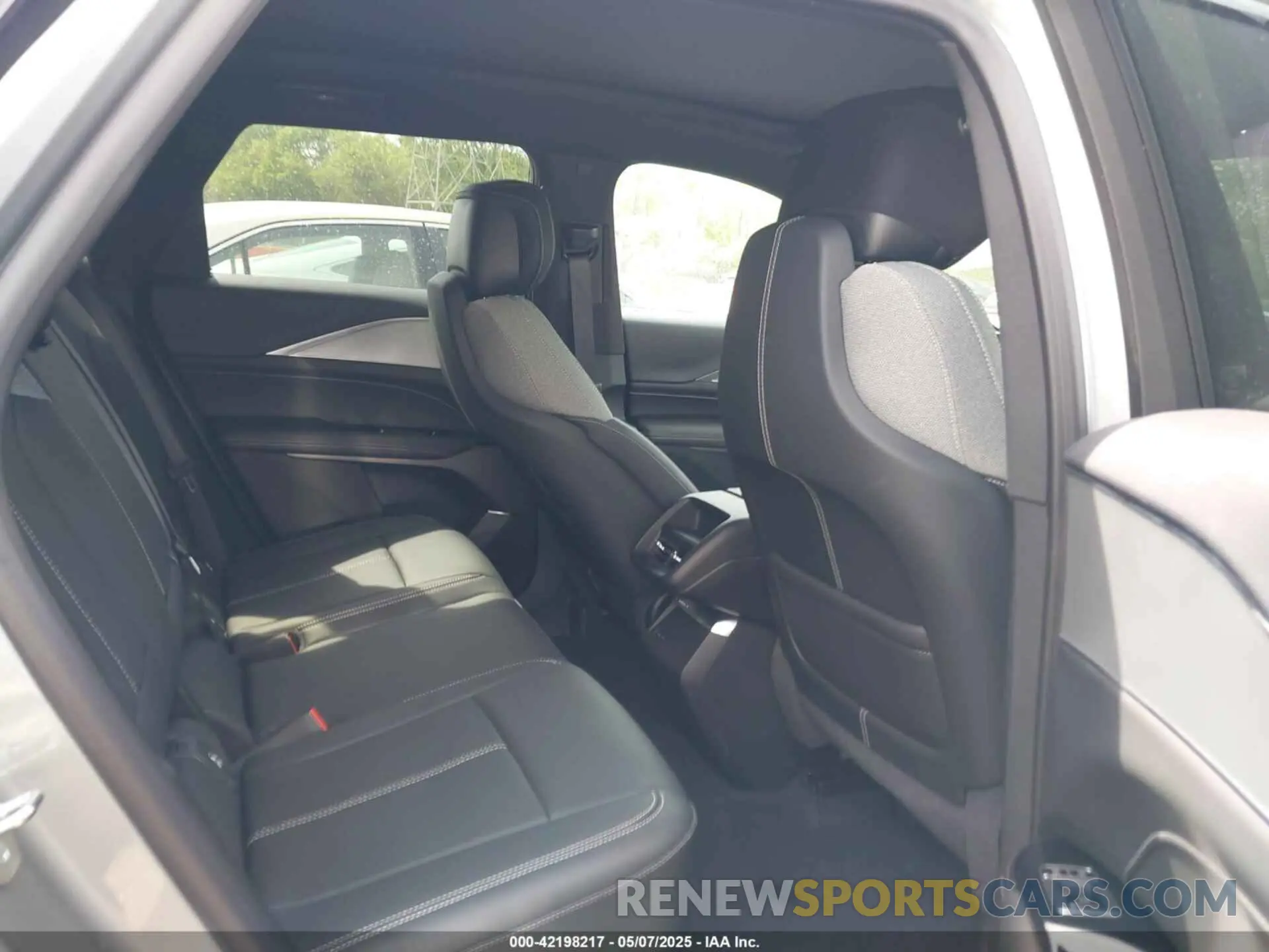 8 fotografías del automóvil dañado 1GYKPMRK4RZ129930 CADILLAC LYRIQ 2024